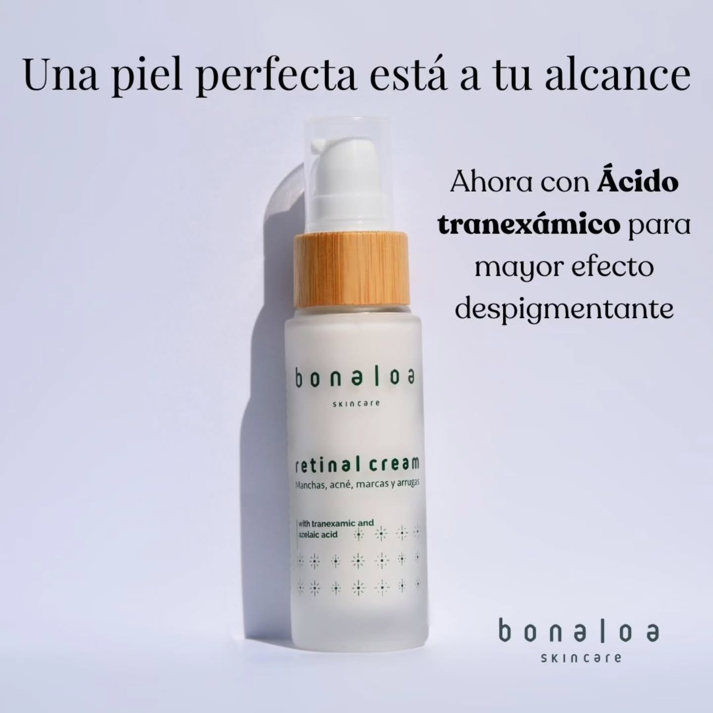 TRAEMOS NOVEDADES‼️
Estamos muy felices de anunciaros que hemos mejorado aún más nuestra Retinal Cream y le hemos añadido Ácido Tranexámico.
Este es uno de los activos más potentes que hay para combatir todo tipo de manchas y en específico las de origen melánico, gracias a su mecanismo de acción ⤵️
Actúa sobre 3 vías que están directamente relacionadas con la formación de manchas en la piel:
✅️ Sobre los melanocitos, regulando los mecanismos celulares implicados en la formación de manchas, evitando y reduciendo la formación del pigmento.
✅️ Sobre el queratinocito, célula de la piel que contiene el pigmento de melanina. Se interrumpe el proceso inflamatorio que favorece la formación de manchas y que puede aparecer tras agresiones externas o lesiones cutáneas como el acné o tras ciertos tratamientos médico-estéticos como el láser.
✅️ Sobre las células de los vasos sanguíneos. Actúa reduciendo la excesiva vascularización que caracteriza a ciertas hiperpigmentaciones como el melasma.
Si no has probado aún nuestro best seller Retinal Cream, hazlo porque además de combatir manchas y unificar el tono de la piel, te ayudará a minimizar las arrugas y líneas de expresión, a combatir el acné y sus marcas, y a mejorar la rosácea gracias a su alto contenido en ácido azelaico y regaliz.
#ácidotranexâmico #manchasfaciales #melasma #retinalcream #bonaloaskincare