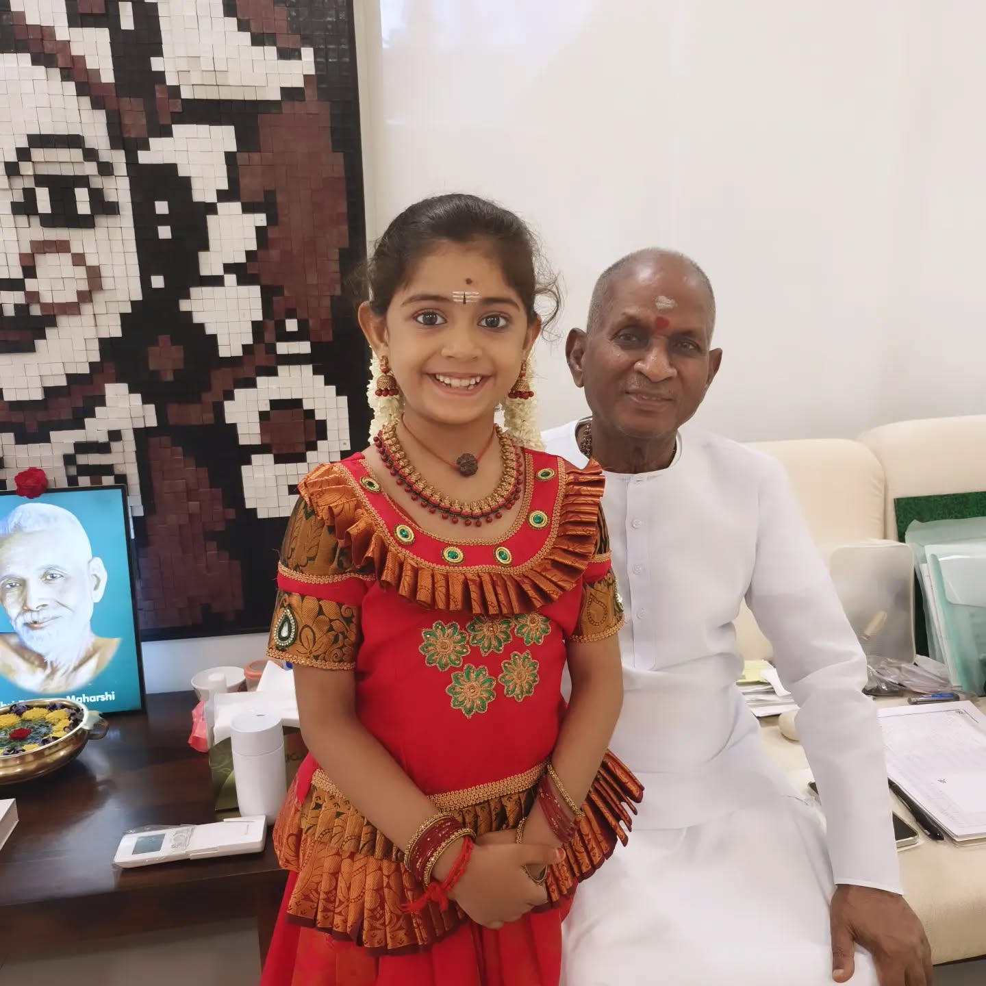 What can I ask more for..!!! 🤩🥰🔥When the music God blesses @diyababymusic 🙏🙏🙏🙏..
He listened to full Janani Janani song with the blissful smile and blessed her that she has good voice and she is singing beautifully 🤩🤩🤩🙏🙏🙏
Thank you Ilayaraja Thatha for this beautiful moment..🤩🤩🤩
முருகனுக்கு நன்றி 🙏🙏🙏
#ilayaraja #rajasir #diyababy
#diyababymusic #muruga #murugansong #murugar #devotional #ilayarajasongs