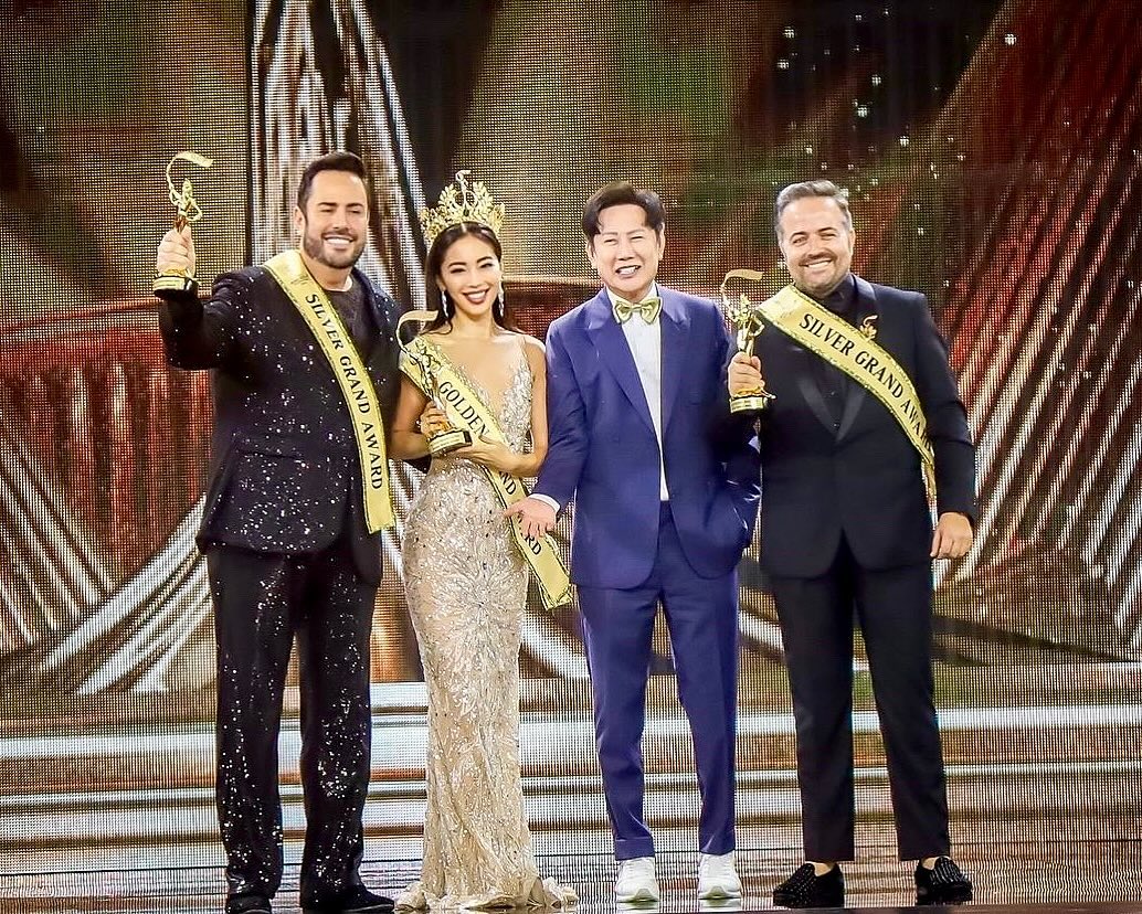 #tbt
Os 3 melhores Diretores Internacionais , prêmio no palco do @missgrandinternational na Tailândia . Parabéns minha colega @supermamaeriko do Japão que levou a coroa e ao Diretor do Grand Espanha @vicente_mgs !
Estar entre os 3 melhores do Mundo é uma alegria e reconhecimento ; OBRIGADO @nawat.tv é @teresa.mgi , OBRIGADO meus fãs e amigos …