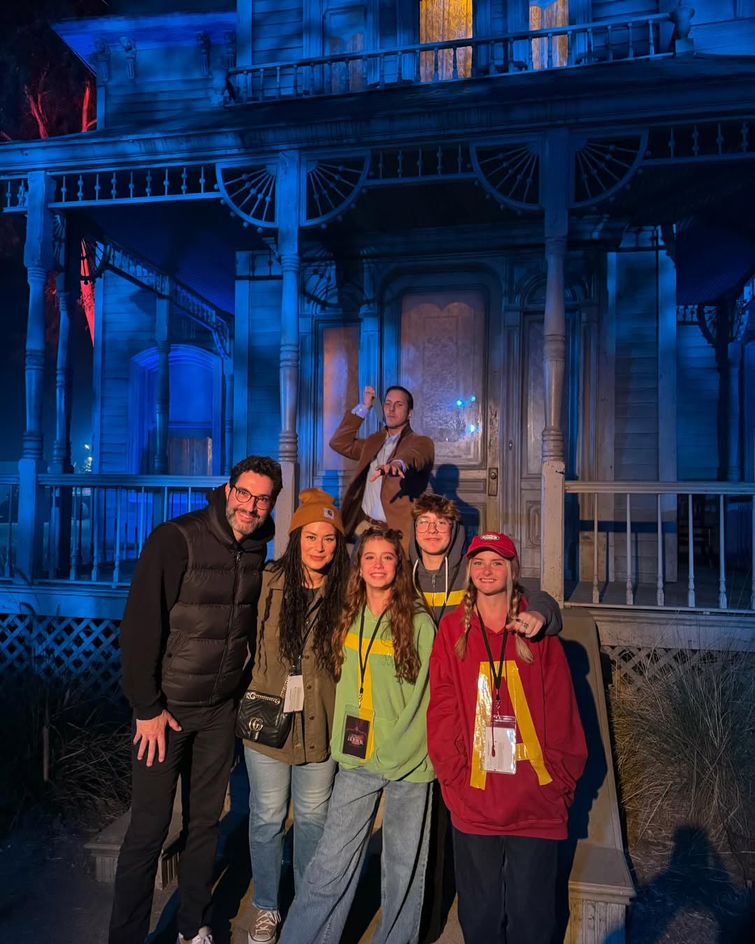 Had a scarily good time at @horrornights last night with this bunch of psychos!!! Thank you so much #UniversalHHN for a genuinely terrifying Halloween 🎃