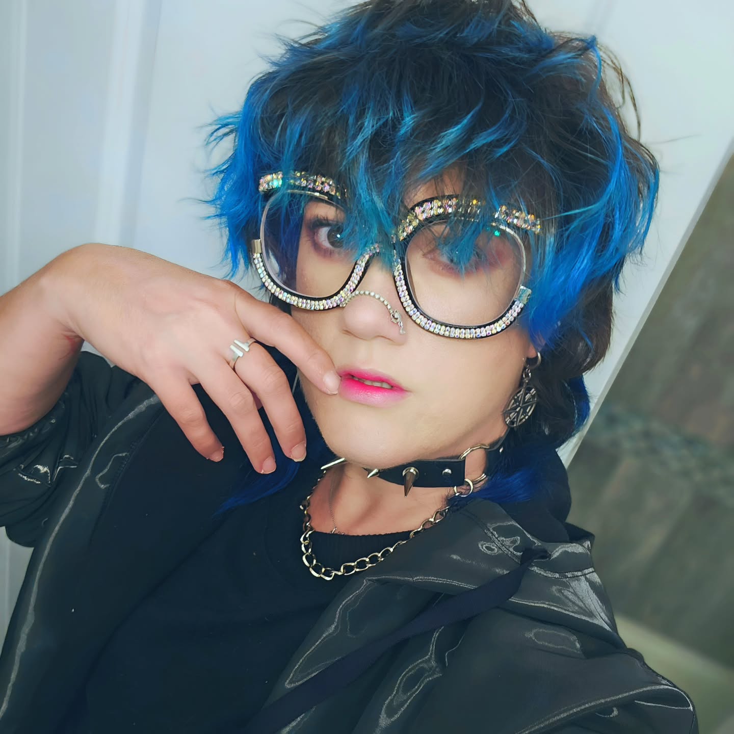 Heading to the ATEEZ popup at Hello 82! I need to trim my bangs...
Ring from the Dragon Prince collection at @wypjewelry
#ateez #kpop #mullet #bluehair #tealhair #pixie #glasses #rhinestones #wypjewelry #dragonprince