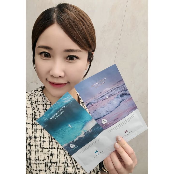해인 앰플 마스크팩 ! (주름/미백)
제주청정해수에서 직접 키운 모이나를 먹고 자란 해마로 만들어 DHA와 콜라겐이 가득한 마스크팩~
*해인 리프팅 앰플 마스크
해마추출물
-보습,주름개선,미백,피부진정
아데노신
-주름개선,여드름방지,진정,수분,피부장벽강화
수분이 부족한 피부를 촉촉하고 건강하게 가꾸어 주어 주름이 개선되는 피부로~
*해인화이트닝 앰플 마스크
해마추출물
-보습,주름개선,미백,피부진정
나이아신아마이드
-미백,보습,피지감소,각질제거,멜라닌세포억제,콜라겐생성, 항산화
지친 피부에 생기를 부여해주어 맑고 화사한 얼굴빛으로~
.
.
.
그 외 해양 추출물
-클로렐라불가리스 or감태 or다시마 or겔리둠카르텔라기네움 or스피룰리나플라텐시스 or톳 or미역추출물
천연유래 텐셀큐프라 원단(비건인증)
-밀착력과 흡수력이 좋고 피부자극 최소화
앰플양이 적당하고 끈적임이 적어
잠들기 전 홈케어하면 다음날 화장이
잘먹음 ~~
#협찬 #해인 #해인마스크팩 #바이오션 #biotion #해마추출물 #haein #해양추출물 #텐셀큐프라 #수분폭탄팩 #해마팩 #데일리마스크팩 #뷰티인스타 #뷰티스타그램 #화장품 #화장품그램 #화장품추천 #인생템 #뷰티 #뷰덕 #코덕 #코덕그램 #뷰티템 #데일리템 #필수템 #데일리뷰티 #취향저격 #kbeauty #korea #koreabeauty