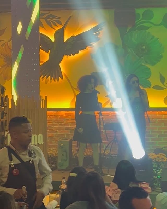 Mi mami cantando con los tíos. En las otras mis tíos loquitos y mis padrinos loquitos. Todos somos loquitos. 🌸🦙