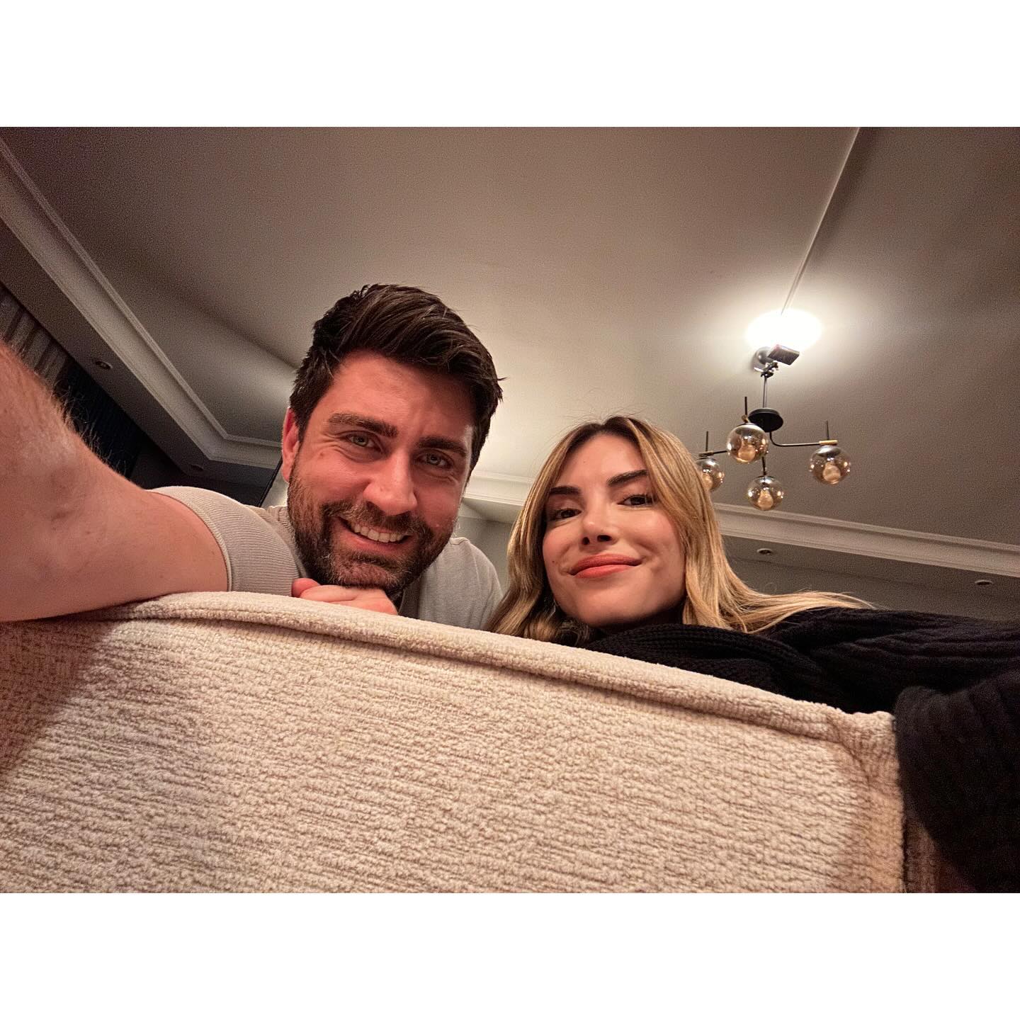 Bu akşam son kez KALPAZAN 🫰🏻
Her arkadaşımla fotoğrafım yok çünkü bilemedik böyle olacağını 😌
Hepinizi çooook seviyorum. Bu ekibin bi parçası olmaktan her zaman gurur duyucam,içimde de hep bi ukde kalıcak bu erken vedadan dolayı.
Kamera önü,kamera arkası,senaryo ekibimiz,kurgu ekibimiz,sosyal medya ekibimiz….. iyi ki varsınız 🙏🏼✨
“İnsan paranın sahtesini yapar,para da insanın…”
