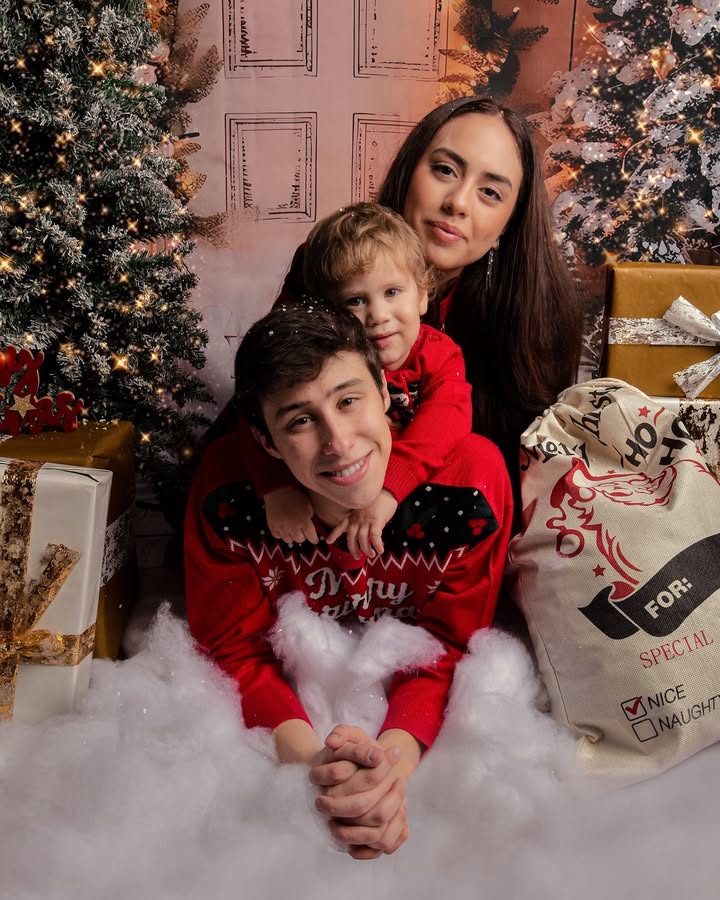 È in arrivo il Natale e quest’anno si avvicina con una atmosfera speciale: abbiamo fatto un set fotografico che racchiude il calore e l’amore della nostra famiglia oltre che a confermare che Ocean è il più fiko di tutti, catturati dall’obiettivo del talentuoso @carlossantanaphotos , abbiamo condiviso un momento unico che celebra ciò che conta davvero: l’amore.
Il Natale è un’occasione per fermarsi, guardarci negli occhi e ricordare quanto siamo fortunati ad avere chi amiamo al nostro fianco. Ma è anche un momento per pensare a chi è solo, tendere una mano e portare un po’ di calore dove ce n’è bisogno.
Grazie a @carlossantanaphotos per aver trasformato questi attimi in ricordi che porteremo sempre con noi, se anche voi volete un’esperienza così bella e delle foto FANTASTICHE contattate in dm a @carlossantanaphotos - NON ve ne pentirete ❤️
Spero che questo Natale sia speciale per tutti, in famiglia o con chi sentiamo nel cuore. 🌟
#natale #christmas #photography #neve #carlossantana #atmfamily #family #love