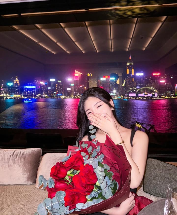 눈부시게 아름다운 홍콩의 밤🌹
호텔룸안에서 보이는 야경과 커다란 장미꽃다발까지
모든게 너무 완벽했던 순간의 기록 , 🥂
#hongkong #regenthongkong