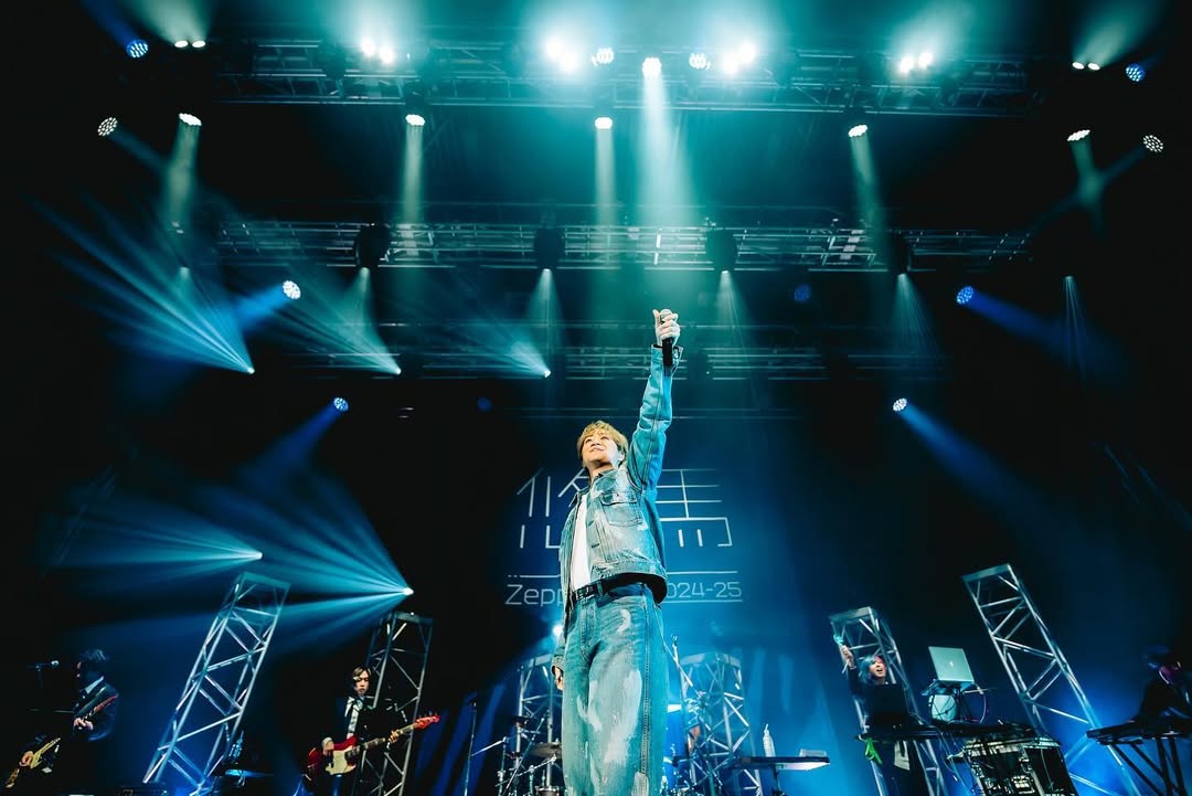 Zepp Sapporo ⛄️❄️
Zepp Sapporoに来てくださった皆さんありがとうございました!革命前夜祭でスタートダッシュを切ったものの、Zepp Sapporoが正真正銘ツアー初日。
初日とは思えないみんなの盛り上がりに正直驚いていました🤣どの歌を歌ってもみんなが一緒に盛り上がってくれて、初日とは思えない会場の一体感でした!みんな本当にありがとう🔥
そして僕的に特に印象的だったのはナツノオワリです!
ナツノオワリを歌ってる時みんながペンライトをオレンジ色にして同じ方向に振ってくれていて、綺麗だなぁと歌いながら見惚れてしまっていました。4年前に作ったナツノオワリがまさか人前で歌える曲になるとは思っていなかったので感慨深い気持ちでいっぱいでした。季節感ズレすぎてはいたけども笑
そして札幌会場のゲストは北海道出身のひゅうが!
ゲストコーナーではかなり攻めた演目を披露しましたが、
あの空気感は Sapporoのひゅうがとしか出せない空気感だったかなと思いつつ、少しやりすぎてしまったと反省もしています🙏あそこまでカオスな空間にZepp Sapporoは、なったことがあるのか…みんな、そしてひゅうがが楽しんでくれていたらいいなと思ってます。笑
皆さんのおかげで大盛況で終えられたZeppツアー初日、
僕個人としては成長しなきゃいけないポイントを沢山見つけたのでZepp Fukuokaに向けて練習頑張ります🔥
編集も終わらせなきゃぁぁぐぉぉぉぉ🔥💻