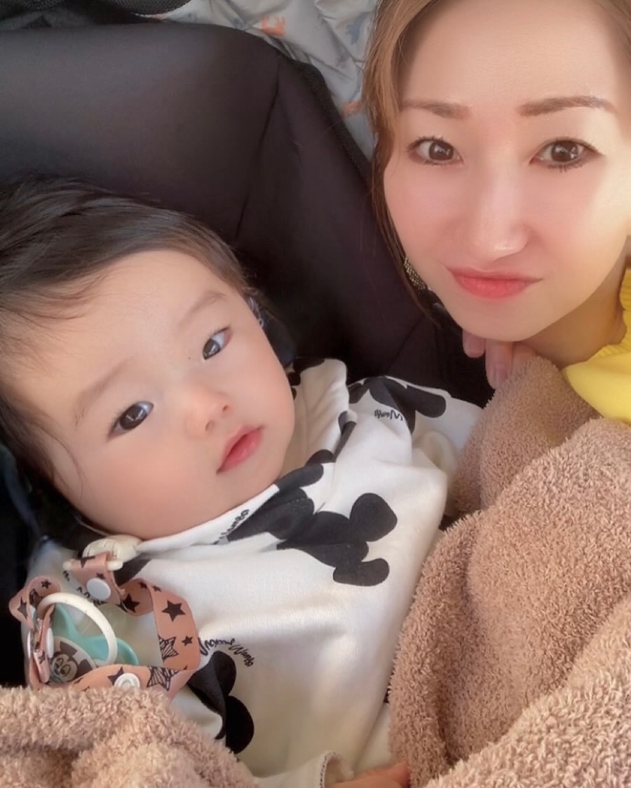 ⭐︎
もっちーとお茶した時の🫖🫧
二児のママには見えないもっちーは
変わらずべっぴん🤭❤️❤️
いつも、もっちーと一緒にいたら落ち着くの🫶🏻
優しさいつもありがとうね❣️
楽しかったーーーー💗💗💗
暖ちゃん寝起きで寝癖すごい!笑
#男の子ママ#男の子ベビー #男の子ママファッション
#ママコーデ#ママファッション#美人ママ
#西宮ガーデンズ#高校の同級生#親友とデート
