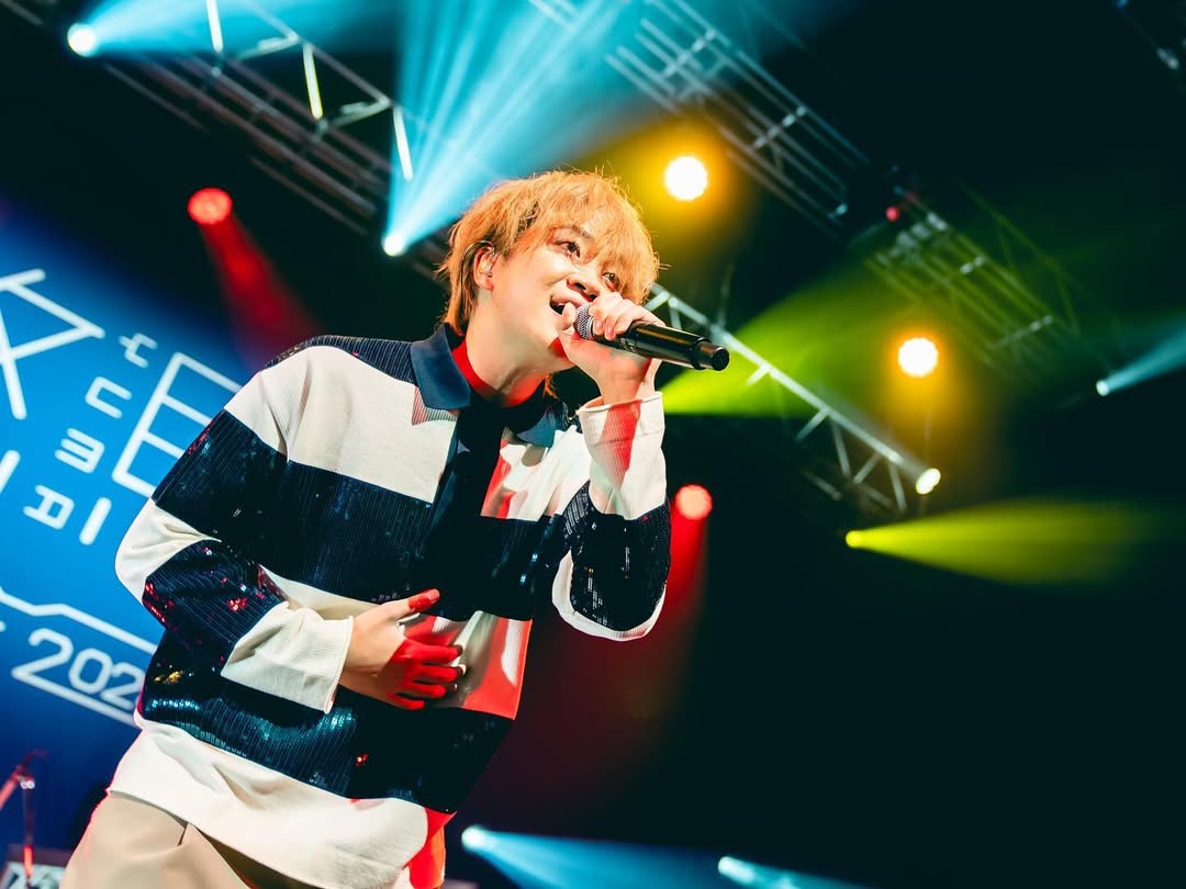 Zepp Fukuoka🎄🎅
Zepp福岡公演に来てくださった皆さんありがとうございました!福岡にお邪魔するのが握手会に続き2回目だったのですが、なんて素敵な場所なんだ福岡…飯うますぎたろ福岡!
そんな最高な場所福岡で行われた僕のLIVE。クリスマスなのにも関わらず皆んな遊びに来てくれて…感謝です!
ゆうたとチキンライス歌ってた時、会場が完全にメリークリスマスしてて僕は幸せな気持ちに浸っちゃってました…笑
ゆうたも来てくれたみんなも僕のクリスマスを彩ってくれてありがとう🌲🎅
そして、会場にはカップルで来てくれてる方や家族で来てくれてる方が結構いて、クリスマスという日の思い出に僕のLIVEを選んでくれたんだと思うと本当に嬉しかったです。
その感謝の気持ちを込めて、来てくださった皆さんにとって2024のクリスマスが最高の思い出になったと思ってもらえるように歌いました!楽しんでくれてたら嬉しいな!
そして何より改めてゆうた本当にありがとう!
良い思い出ができたぜぃ✌️
そして明日は名古屋公演!手羽先食って勢いつけて会場向かいます🔥年納め派手にいくぜぃ!
📷@newfatgloryfilms