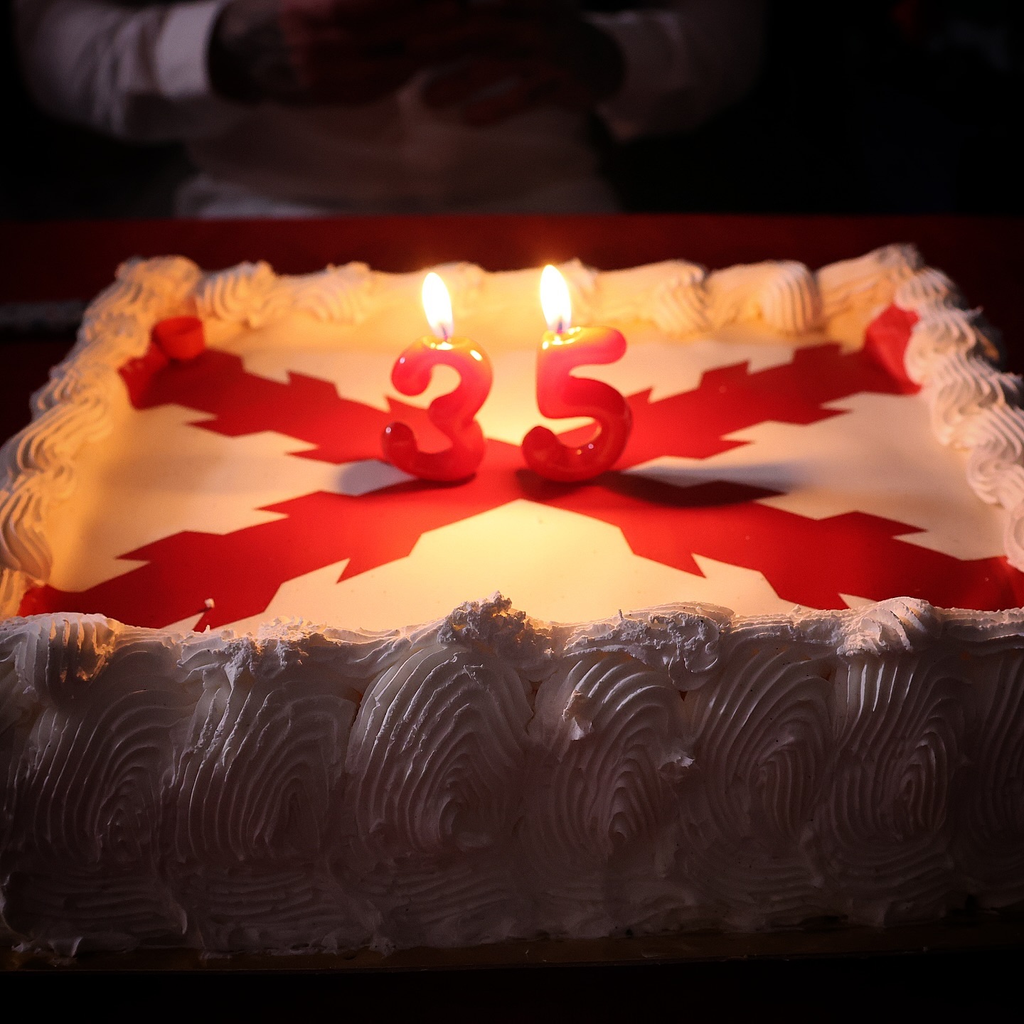 Celebrando mis 35 años junto a mi @pamdreyoficial y a mis sobrinos. Una lástima comer la 🎂 pero se hizo.
Feliz año a todos 🎊 🥂