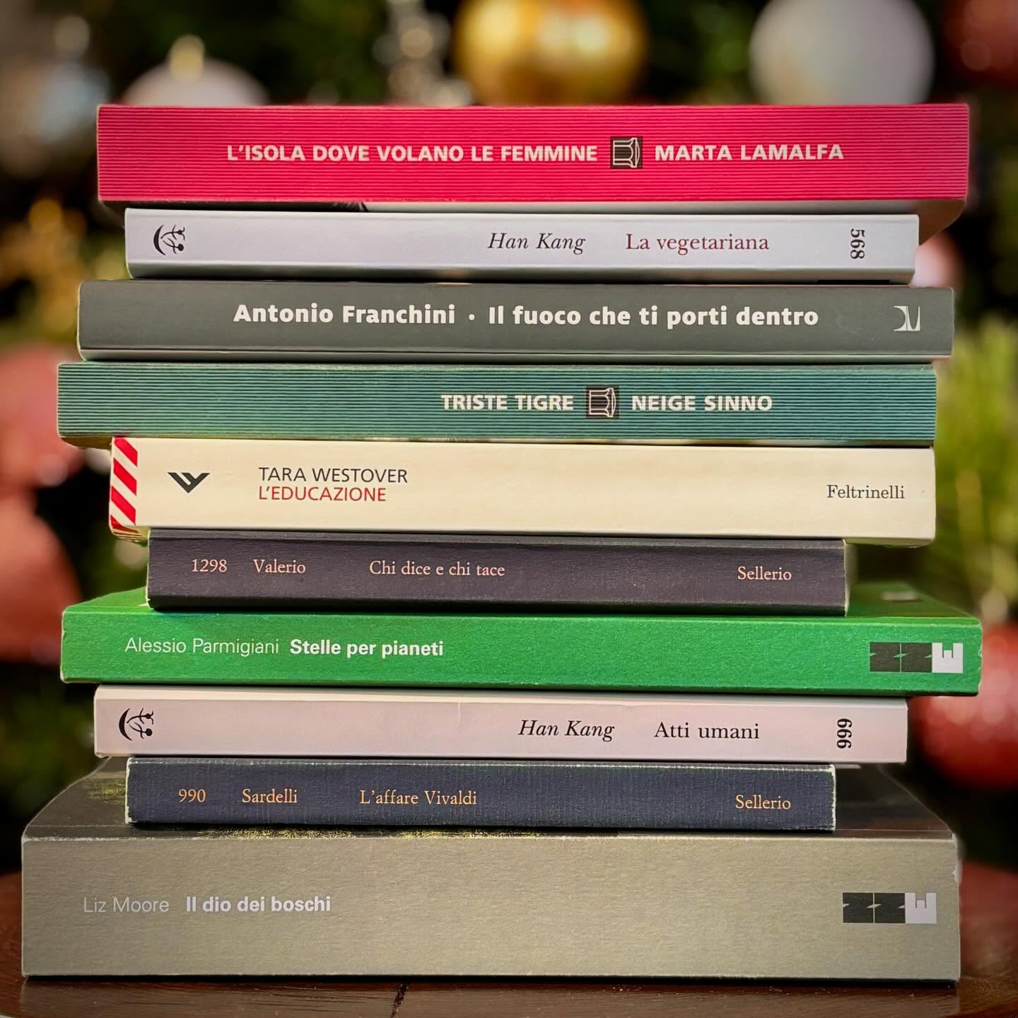 Anche quest’anno arriva l’attesissima Top 10 del 2024🏆📚
1. L’ISOLA DOVE VOLANO LE FEMMINE, Martina Lamalfa
2. LA VEGETARIANA, Han Kang
3. IL FUOCO CHE TI PORTI DENTRO, Antonio Franchini
4. TRISTE TIGRE, Neige Sinno
5. L’EDUCAZIONE, Tara Westover
6. CHI DICE E CHI TACE, Chiara Valerio
7. STELLE PER PIANETI, Alessio Parmigiani
8. ATTI UMANI, Han Kang
9. L’AFFARE VIVALDI, Federico Maria Sardelli
10. IL DIO DEI BOSCHI, Liz Moore
@nneditore @sellerioeditore @adelphiedizioni @neripozza @feltrinelli_editore