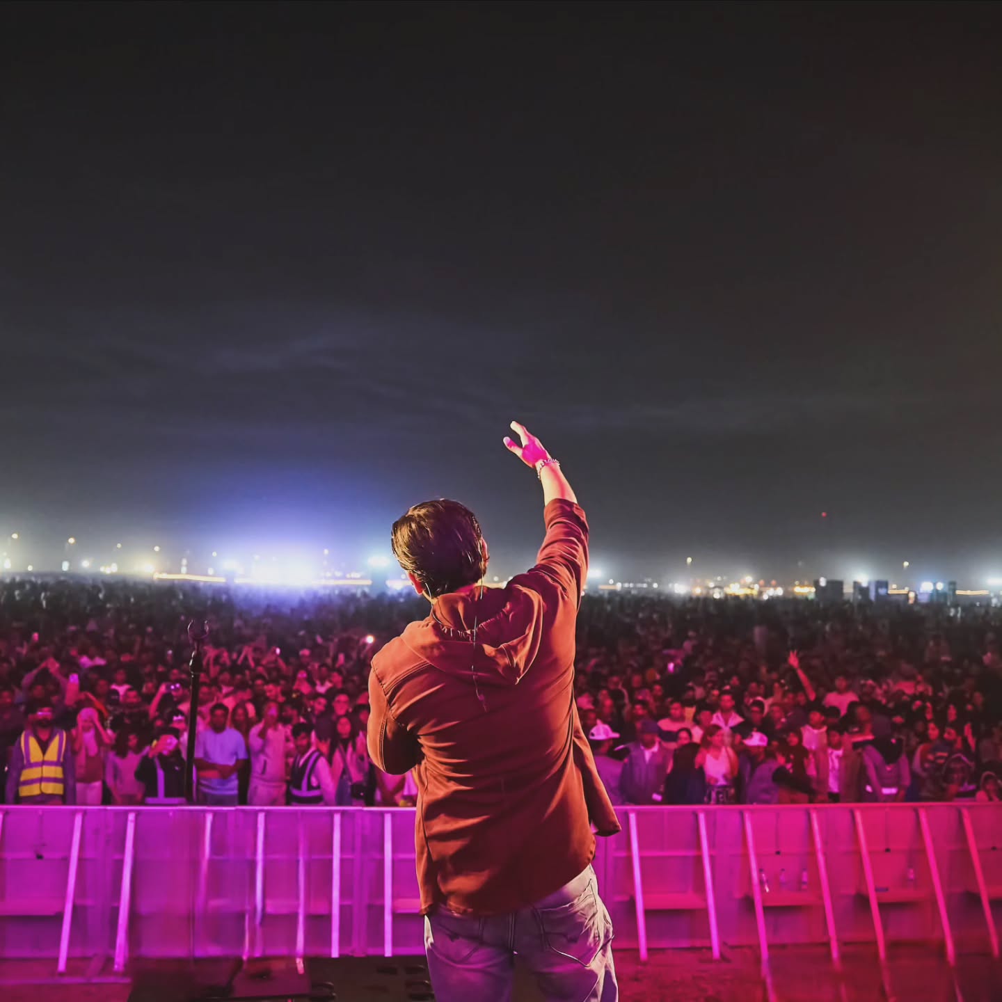 What a way to end the year ! Dropping the beat for 35,000 incredible people at Al Marjan Islands - Ras Al Khaimah. Alhamdulillah !
A massive shoutout to my incredible bandmates
@harryonkeys on ๐น @fredrosh52 on ๐ฅ
@musicwithfaraz on ๐ชYou guys killed it!
And a huge thank you to the entire event team @lemontreeevents and a special thanks to the wonderful gentleman @ahmed.kloub for making this such a successful and unforgettable night.
Wishing everyone a spectacular 2025 !
Clicks Courtesy @shubcam
#NYE2024 #LiveMusic #firstpostof2025 #RasAlKhaimah#BollywoodVibes #LiveMusic #Grateful #Blessed #happynewyear2025 #fahmilkhan #fahmilkhanlive #lemontreeevents #musicislife #liveperformance #RAK #raknewyear #almarjanisland #visitrasalkhaimah
