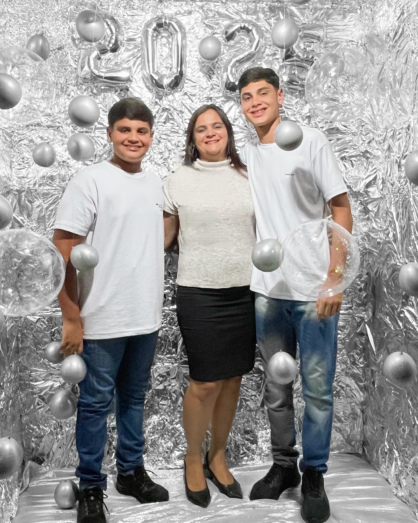 Na Casa do Pai... lugar melhor não há, para começar um novo ciclo, um novo tempo.
"Aos Teus pés, é onde queremos sempre estar! Obrigada, meu Deus! Até aqui o Senhor nos sustentou, continue conosco, junto de Ti tudo se torna mais leve e possível. Obrigada, Deus! E que venha 2025, com muita saúde e alegrias na Tua Presença".
Feliz 2025 aos amigos, irmãos, família e clientes, que Deus seja a base forte que tanto precisamos!
🙏🏻❤️🔥🔥✨✨✨