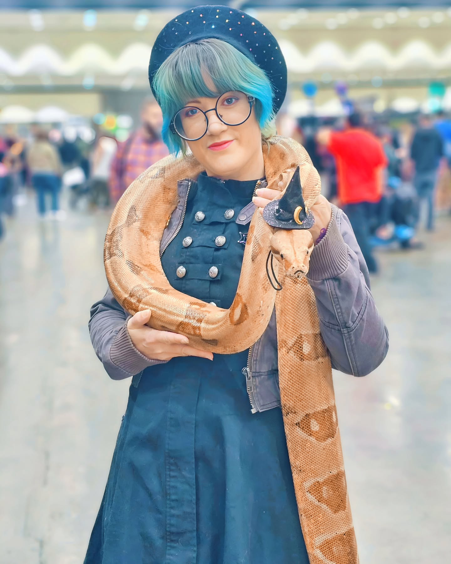 Got to meet this beauty at the @odditiesandcuriositiesexpo yesterday! This is Salmon! @salmonsnakehat she's gorgeous! Very sweet.
#odditiesandcuriosities #snakes #Salmon #pixie #bluehair #greenhair #glasses