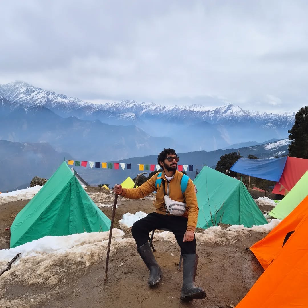 रोटी कपड़ा मकान के साथ साथ प्रकृति से जुड़े रहना भी बहुत ज़रूरी है अभी कुछ दिनों से घूम रहा हूँ मुझे पता ही नहीं था ज़िंदगी इतनी खूबसूरत है और घूमने के लिए पैसों की नहीं बुलंद इरादों की ज़रूरत होती है आप निकलिए इस प्रकृति को देखने के लिए 😊
#khaliyatop #munsiyari #uttrakhand #basecamp #zeropoint #life #trevel #neture #hillstation #snow