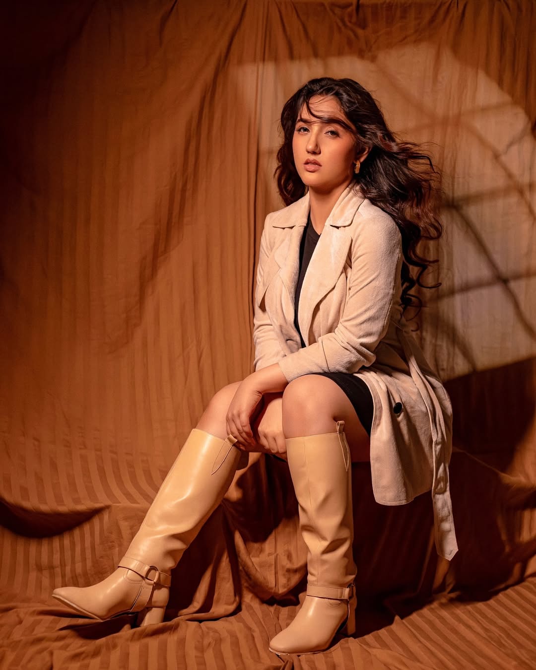 mentally still in fall szn 🍂
.
.
.
Concept & Styling: @styling.your.soul
Outfit: @gipsyonlineofficial
Brand PR: @charu_virmani_
Makeup : @celebsmakeupbysejal
Hair by: @arunaguptamakeupartist
Captured & edited by: @portraitdeewana
Jewellery: @19dagaaccessories
Studio: @clicksystudio