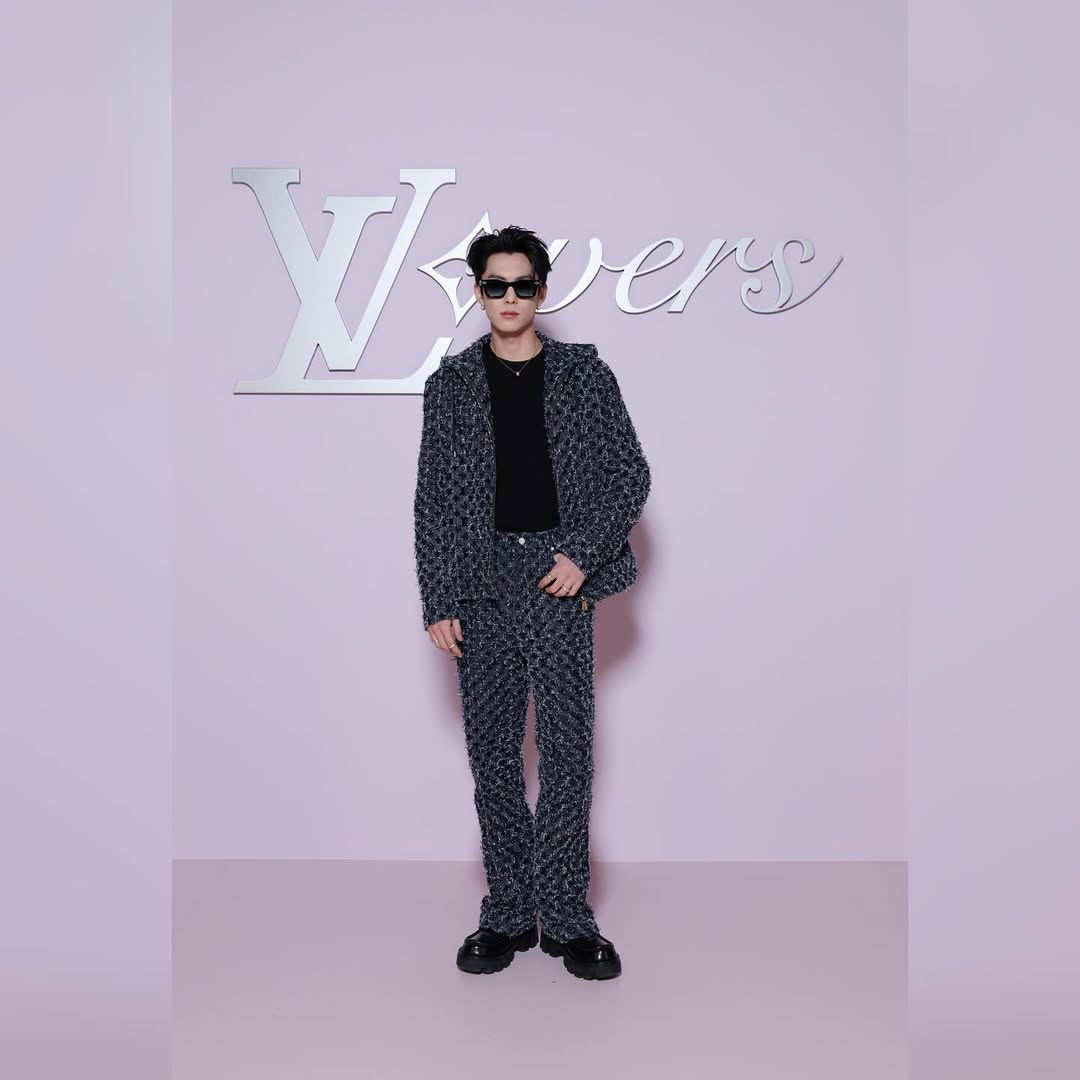 闪现巴黎📍
@louisvuitton @pharrell @nigo
#LVMenFW25 #PharrellWilliams #Nigo
#LouisVuitton
