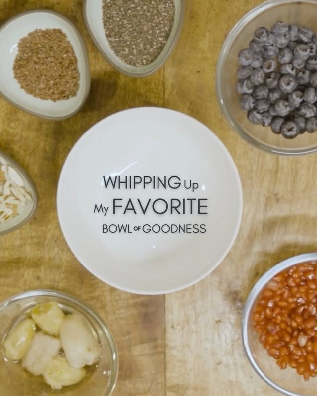 Whipping up a little bowl of joy! 💕✨
Blend it up:
❄️ Ice
🍌 Half frozen banana
🥄 1/2 cup Greek yogurt
🍎 Handful of pomegranate
🌱 Chia seeds (soaked)
Top it off:
🌿 More soaked chia seeds
🍒 Pomegranate pops
🫐 Blueberries (or your fav fruit)
🌾 Some dry flax seeds
🌰 Crunchy almonds