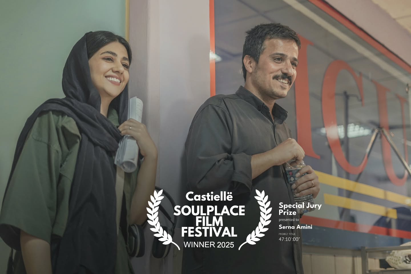 جایزه ویژه هیئت داوران فستیوال ایتالیایی به فیلم کوتاه
«چهل و هفت ساعت و ده دقیقه» رسید .
جایزه ویژه هیئت داوران جشنواره ایتالیایی سولپلیس به فیلم کوتاه «چهل و هفت ساعت و ده دقیقه» به کارگردانی سرنا امینی و تهیه کنندگی حسین سلیمانی تعلق گرفت. این جشنواره با هدف ترویج استعدادهای سینمایی و معرفی فیلمسازان مستقل در ایتالیا برگزار میشود و به دلیل تمرکز بر آثار خلاقانه و نوآورانه در دنیای سینما، شناخته شده است.
امسال جایزه بهترین فیلم به لوکا مارکوناتا، کارگردان ایتالیایی، برای فیلم «La Balzana» و جایزه ویژه هیئت داوران به فیلم سرنا امینی رسید. این جشنواره که فیلمها را تنها در بخشهایی مانند بهترین فیلم بلند داستانی، بهترین انیمیشن، بهترین فیلم کوتاه، کارگردانی، تدوین، موسیقی متن و فیلمنامه ارزیابی میکند، هر ساله در چندین شهر ایتالیا برگزار میشود.
داستان فیلم «چهل و هفت ساعت و ده دقیقه» درباره مردی است که همسرش پس از یک تصادف شدید و نارسایی قلبی، نیاز به پیوند قلب دارد. او تنها چهل و هفت ساعت و ده دقیقه فرصت دارد تا هزینه خرید قلب را تهیه کند و زندگی همسرش را نجات دهد.
این فیلم پیشتر در فستیوال بینالمللی زوما نیجریه نیز در بخش مسابقه حضور داشته و با استقبال خوبی روبرو شده است.
تهیه کننده مشترک : امین شهری
نویسنده : یزدان کاظمی - خانه نگارش دوستان
مدیر فیلمبرداری: مهدی رضایی
مشاور کارگردان : امیراحمد انصاری
دستیار کارگردان: مرضیه زرتشت
مجری طرح : حامد مختاری
تدوین : مهیار بهمنش
طراح گریم : الهه عسگری
مریم نصرالهی
آهنگساز: پیام آزادی
صدابردار : میلاد ملکی
طراح و ترکیب صدا : احسان افشاریان
طراح لباس : مهراسا بوالحسنی
طراح صحنه: احمد لطفی
اصلاح رنگ و نور : مهران دوستی
عکاس: مهسا زرین جویی
فیلمبردار و عکاس پشت صحنه : صدرا خیابانی
منشی صحنه : نفس اصولی
دستیار دوم کارگردان : امیر فرهادی
طراح پوستر : سینا افشار
مدیر روابط عمومی : جواد عبدی
بازیگران: حسین سلیمانی / کیاشاه تنگستانی پور/پویا بیگی/رومینا نیک اندیش /آریسا پیام شاد
@serna_amini
@hosseinsoleimani
@amin__shahrii
@yazdan_kazemi
@amirahmad_ansari
@mehdi.rezaaee
@hamedmukhtari
@mahyar.behmanesh
@payam.azadiii
@elaheh.asgarii
@miladmaleki
@doustimehran
@sinaafshar_
@amir_frd_
@kiaashaah
@ehsanafn
@romina_nikandish
@maryammnasrollahi
@marziezartosht
@mahsa_zarrinjooee
@mehrasabolhasani
@sadra.khiabanian
@doostanstudio
@nafas.osouli