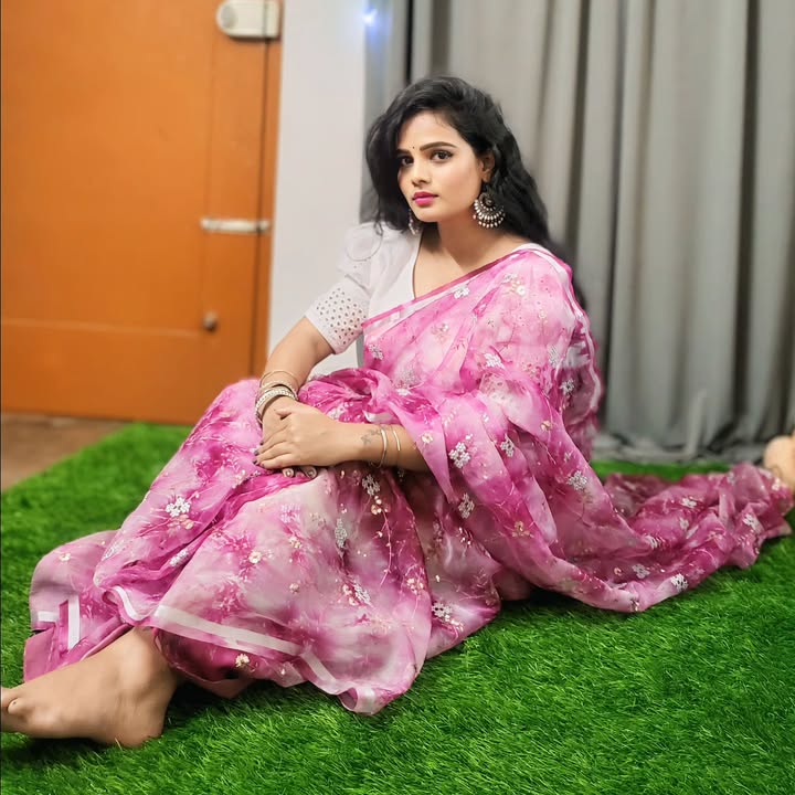 Feeling royal in my saree...✨️💗🙈🌸
.
.
.
.
#saree #indianwear #fashion #traditionalwear
#iamsasyaofficial