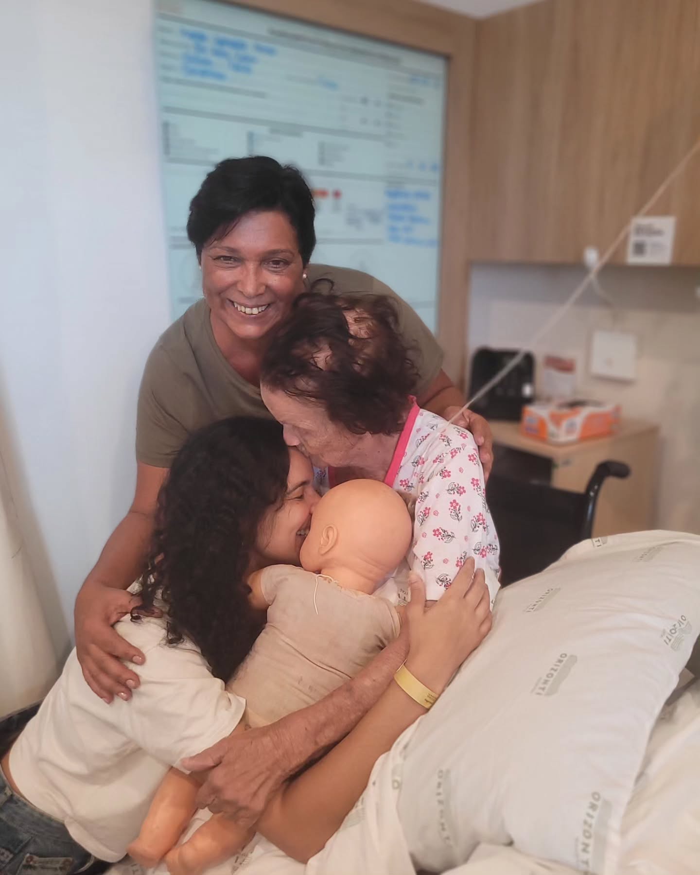 Vó Lia meu amor,
As palavras fogem, enquanto a mente borbulha com a pluralidade das emoções que me atravessam nesse momento.
Se despedir dói.
Seguiremos daqui em união e amor, sabendo a importância da família, amor e fé. Guiados pelos seus ensinamentos.
Que linda foi sua existência vó Lia, 103 anos de muito aprendizado, força, sabedoria, generosidade e amor.
Que honra ser sua neta.
Te tenho comigo nas células do meu ser, ao olhar meu pai, tios e primos.
Que Deus te receba vó.
Fica tranquila que daqui, cuidarei do nosso Marcinho.
Obrigada do fundo do meu coração por ter nos esperado para um último abraço, cheio de amor, beijos e sorrisos.
TE AMO PARA SEMPRE MINHA GATONA.
