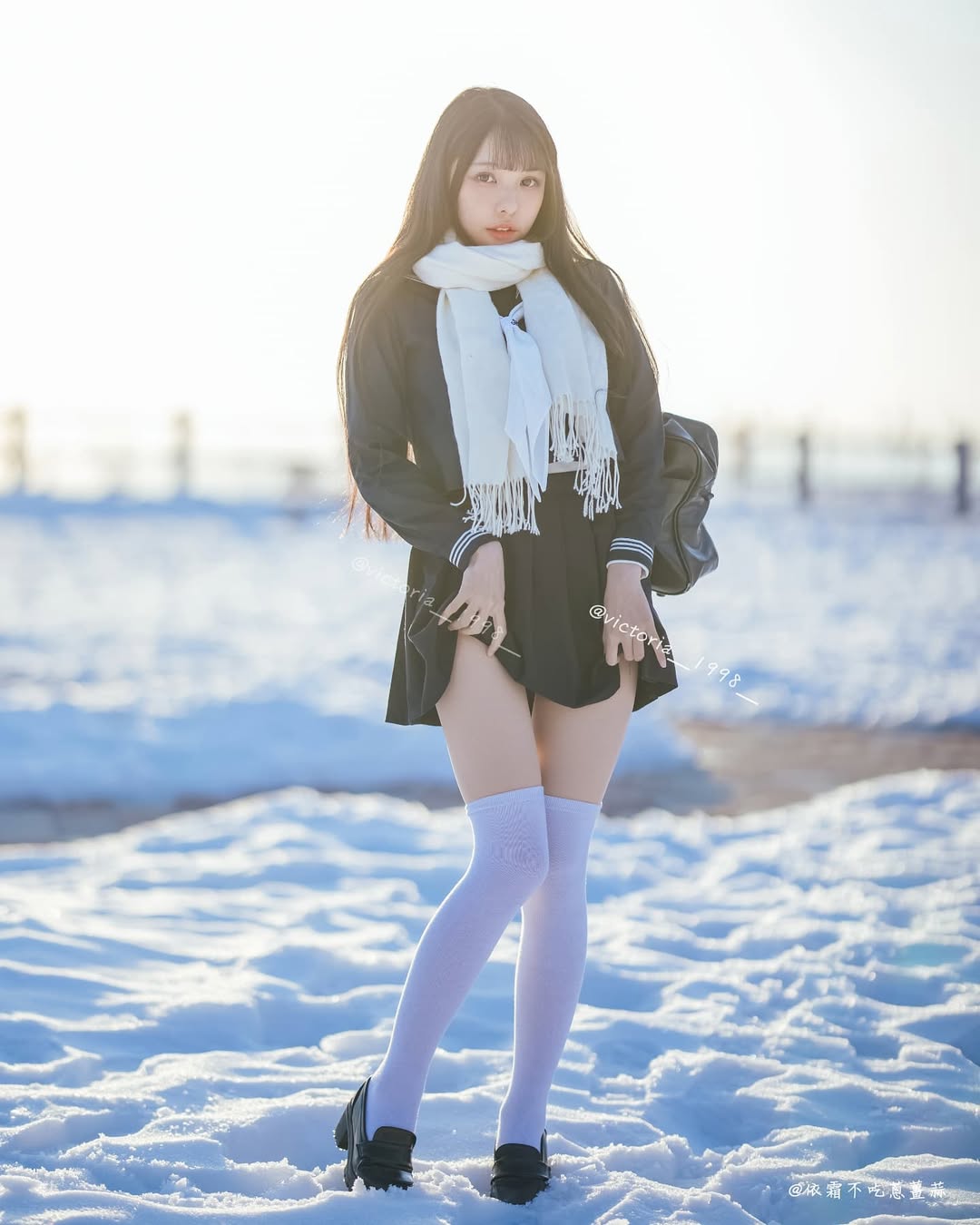 雪融化那天
我偷偷埋在雪裡的那句話,不知道你能不能聽見?
«二月份Lv.2上架Furuke❄️»
孵(?)了一年的雪地寫真
捧著雪的時候,就想著要在下一次融雪之前給你們看見
(其實18度就會覺得冷的窩 覺得自己好棒🥲🥲
-
𝘛𝘩𝘦 𝘥𝘢𝘺 𝘵𝘩𝘦 𝘴𝘯𝘰𝘸 𝘮𝘦𝘭𝘵𝘴,
𝘐 𝘸𝘰𝘯𝘥𝘦𝘳 𝘪𝘧 𝘺𝘰𝘶 𝘤𝘢𝘯 𝘩𝘦𝘢𝘳 𝘵𝘩𝘦 𝘸𝘰𝘳𝘥𝘴
𝘐 𝘴𝘦𝘤𝘳𝘦𝘵𝘭𝘺 𝘣𝘶𝘳𝘪𝘦𝘥 𝘪𝘯 𝘵𝘩𝘦 𝘴𝘯𝘰𝘸.
«𝘍𝘶𝘳𝘶𝘬𝘦 Feb. 𝘓𝘷.2 𝘪𝘴 𝘯𝘰𝘸 𝘢𝘷𝘢𝘪𝘭𝘢𝘣𝘭𝘦❄️»
#JK #絶対領域 #白襪 #膝上襪