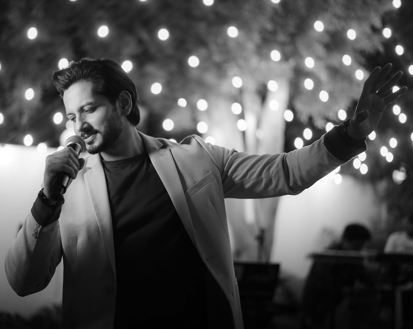 Bas Itna Sa Khwaab Hain๐ต๐ค
Pic courtesy @thefocusforever
#Singer #LiveMusic #OnStage #Performance #Vocalist #MusicLife #Singing #Music #LivePerformance #fahmilkhan #faceofvaroinmarwah