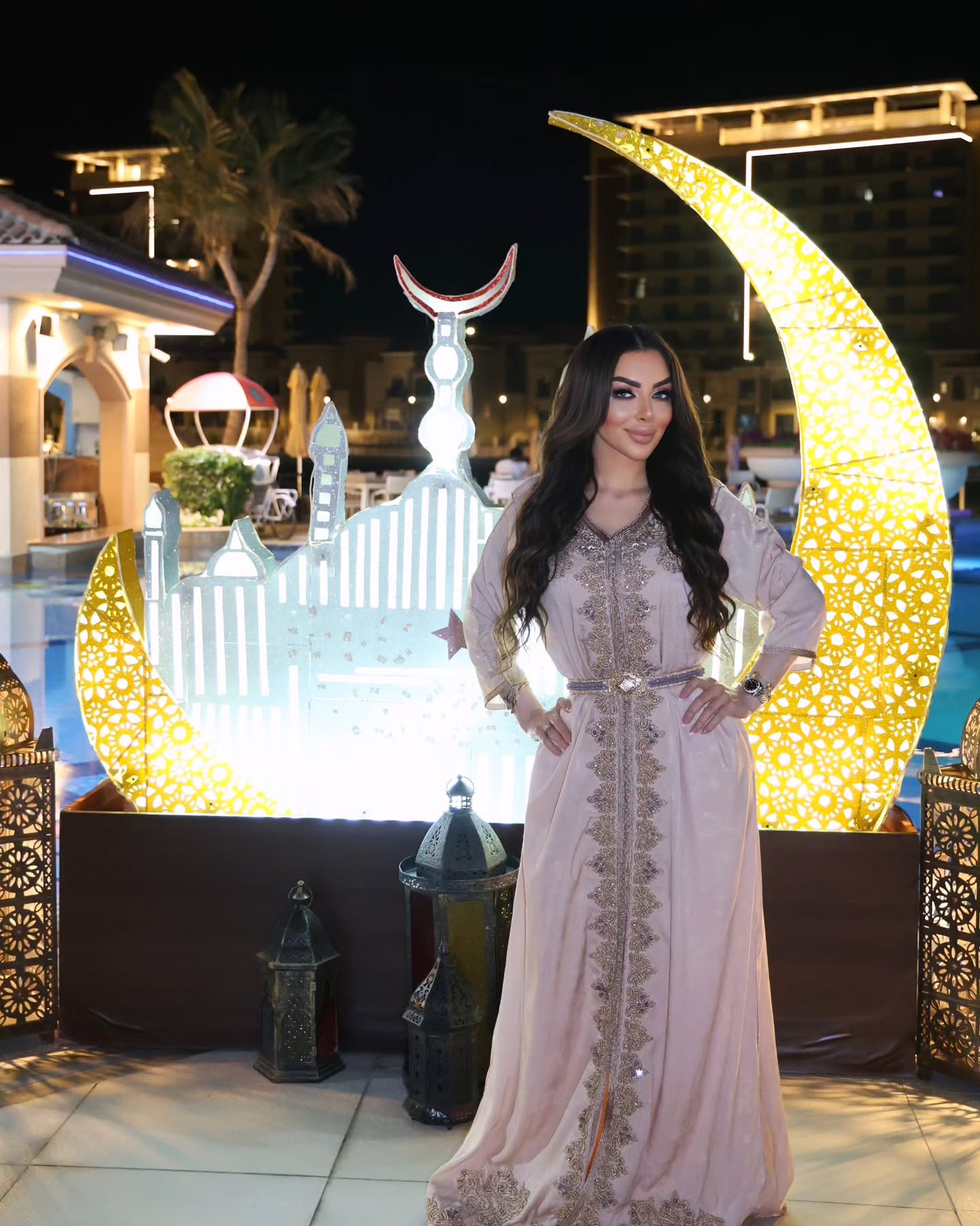 10 رمضان ..اللهمّ لا تردّنا خائبين، وآتنا أفضل ما يُؤتى عبادك الصّالحين، اللهمّ ولا تصرفنا عن بحر جودك خاسرين، ولا ضالّين، ولا مضلّين، واغفر لنا إلى يوم الدّين، برحمتك يا أرحم الرّاحمين ..
و مبارك عليكم الي الباقي من الشهر
الشعر من @hairbymaryam.dxb
اللبس الجميل من @siham.hajji.caftan
المكان @alrahabeachresortandspa
تصوير اروع مصورة @studio__nay
طبعا هاي نتيجة عملية الأنف بعد شهرين شغل الدكتور
@dr_ahmad_jalliko
عيادة
@dewdermuae