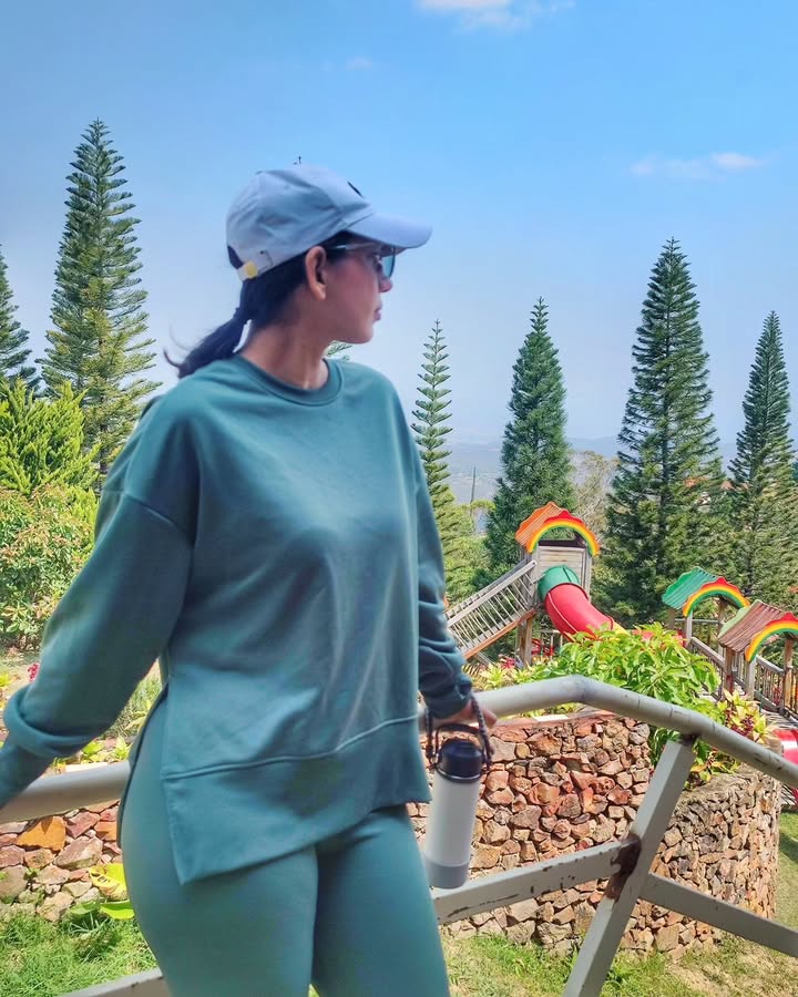 Capitulo 63: Viaje en familia para cubiro.
A pesar que estamos en verano y las lomas no están a todo su esplendor, el clima, los paisajes parecen sacados de un cuento.
Desde la última vez que fuimos ahora hay varias actividades por hacer como montar a caballo, buggys, paintball y simplemente caminar por el pueblo y disfrutar del clima y sus paisajes.
💡Cómo dato salimos desde el terminal, llegamos a Quibor y de aquí te vas en unas camioneta que siempre están y luego con ellos cuadramos todo el tour y hasta nos dejó en la puerta de nuestra casa.
#cubiro #estadolara
#cubiro