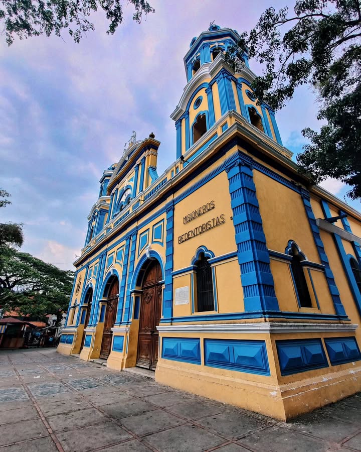 Capitulo 92: Misioneros redentoristas.
Sin mucho contexto solo pasaba por la plaza y vi la oportunidad de fotografiar está iglesia.
Cómo dato curioso y lo que hizo que me llamara la atención luego para fotografiar la iglesia es que una persona en situación de calle estaba parado delante de la imagen del niño Jesús y José con las manos arriba...a pesar de sus circunstancias el estaba adorando a Jesús....una lección para mí y para recordarme que hoy es jueves eucarístico.
#iglesia #misionerosredentoristas #barquisimeto