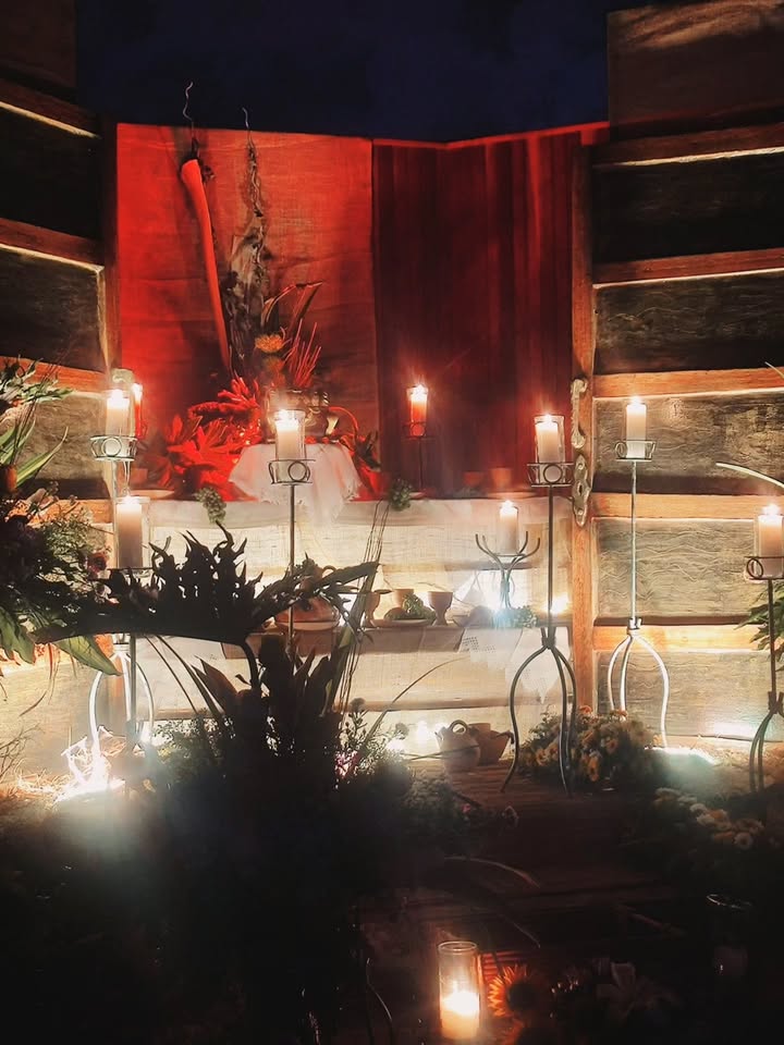 Capitulo 107: Jueves Santo..
Por primera vez realicé el recorrido de los 7 templos y quedé maravillada con la belleza única de cada uno.
Pero lo que realmente hizo especial este día fue meditar profundamente en la Pasión de nuestro Señor, sentir esa cercanía en sus momentos más humanos. 🙏🏻
Templos visitados:
1. La claret
2. Santuario de la Divina Pastora
3. La Consolación
4. El Sagrado Corazón de Jesús
5. María Auxiliadora
6. El salvador
7. Espíritu Santo
#7Templos #SemanaSanta