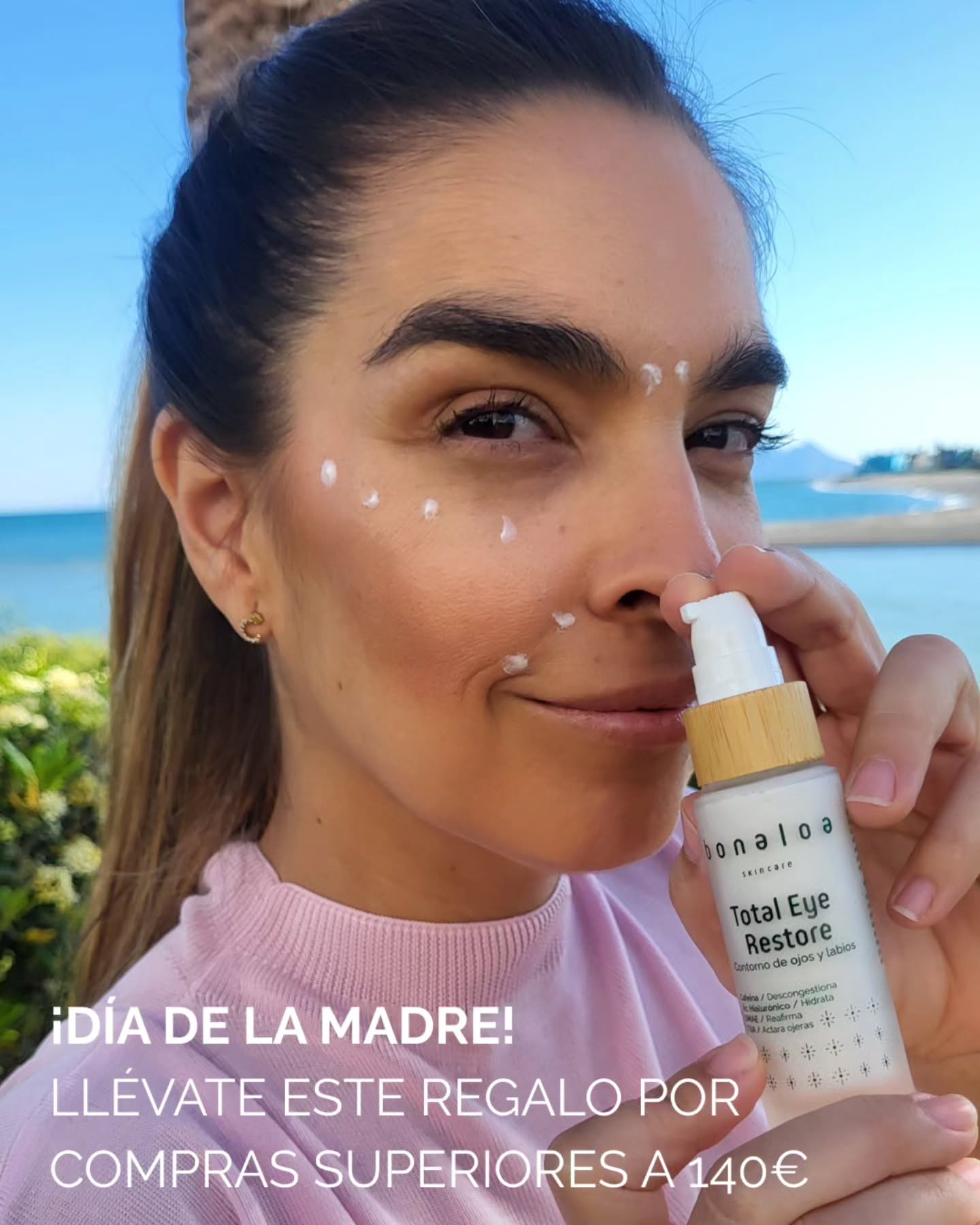 🌿 FELIZ DÍA DE LA MADRE EN BONALOA 🌿
Porque hay miradas que lo dicen todo… y madres que lo merecen todo.
Hoy 4 de mayo celebramos el Día de la Madre con un regalo muy especial.
💝 REGALO EXCLUSIVO
Por compras superiores a 140 €, te regalamos nuestro nuevo
✨ Total Eye Restore
El contorno de ojos y labios que combate bolsas, ojeras, arrugas y deshidratación con una fórmula completa de activos reafirmantes, hidratantes y despigmentantes.
📌 No acumulable a otros descuentos.
🎁 Y además… en todos los pedidos, recibirás un set de 4 muestras Bonaloa especialmente seleccionado para mimarte (o mimar a mamá).
Válido solo HOY domingo 4 de mayo.
Haz tu pedido y celebra con nosotros el cuidado que perdura.
#DíaDeLaMadre #BonaloaSkincare #TotalEyeRestore #RegaloBonaloa #ContornoDeOjos #SetMuestrasBonaloa #Dermocosmética #BellezaConCiencia