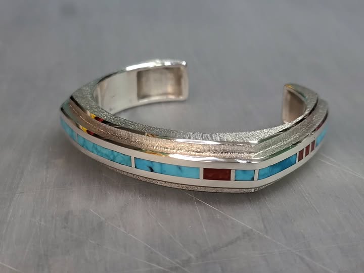 Sterling silver inlaid with natural Hubei turquoise and red coral.
#turquoise #hubei #hubeiturquoise #cabochon #gem #jewelry #gold #silver #green #southwest #etsy #handmade #lapidary #goldsmith #silversmith #metalsmith #inlay #redcoral #cuffbracelet #cuff #red #blue