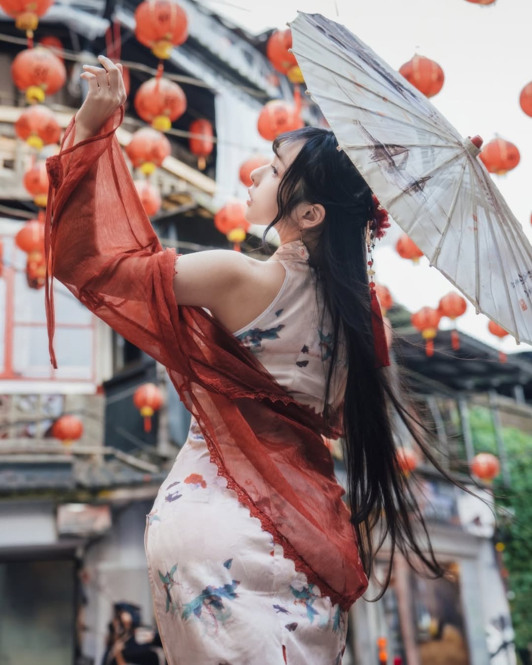 「穀雨是春天的恩韶。」
其實穀雨已經過了兩三天了
但台北一年裡有250天都像穀雨時節( ・᷄ὢ・᷅ )
#依霜の旗袍圖鑑
#旗袍 #穀雨 #七里香