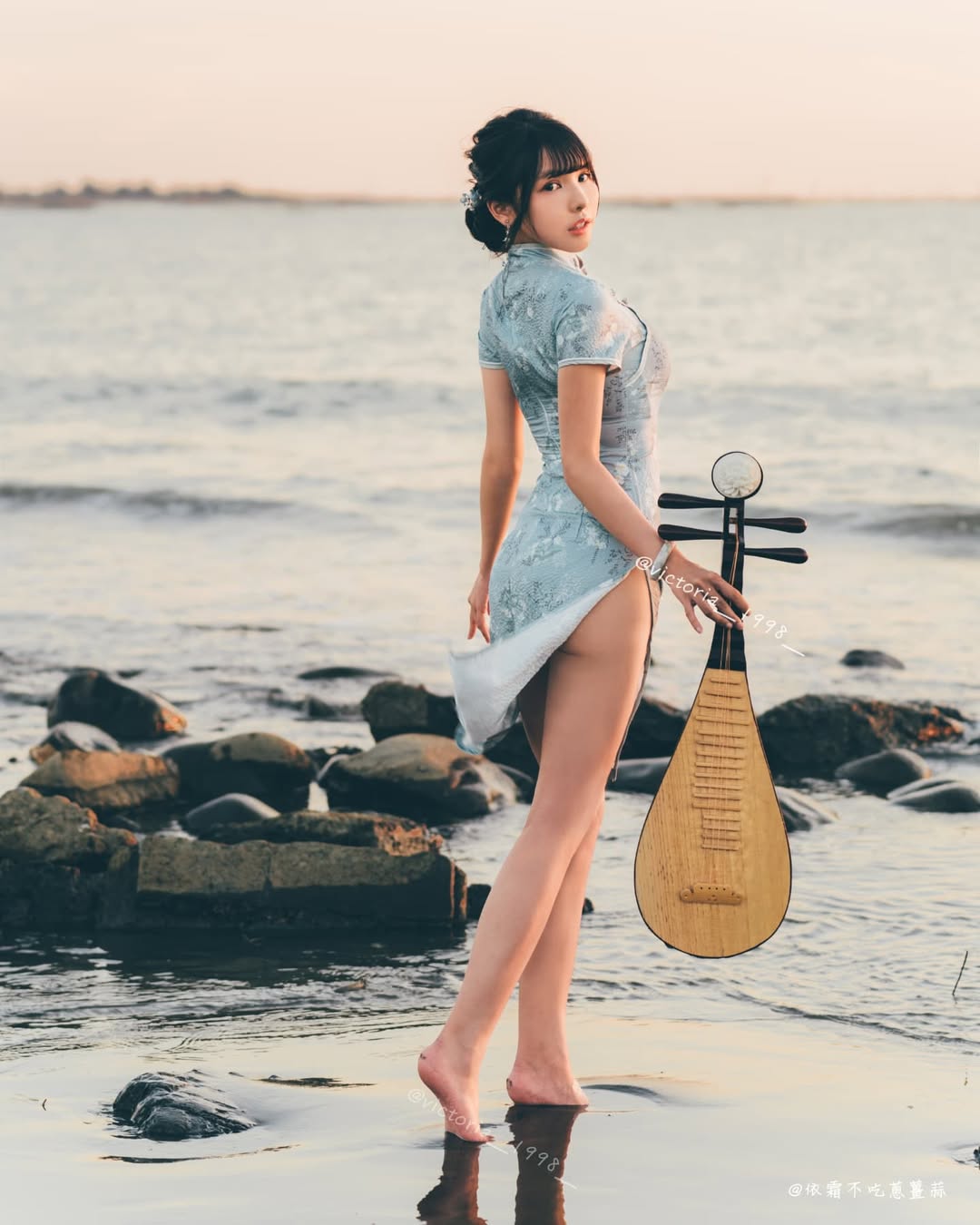 「那天海風吹開妳的旗袍一角,
妳身後是追逐未及的日暮,而我是夸父。」
«四月份Lv.2上架Furuke❄️»
-
"𝑻𝒉𝒂𝒕 𝒅𝒂𝒚, 𝒕𝒉𝒆 𝒔𝒆𝒂 𝒃𝒓𝒆𝒆𝒛𝒆 𝒍𝒊𝒇𝒕𝒆𝒅 𝒕𝒉𝒆 𝒉𝒆𝒎 𝒐𝒇 𝒚𝒐𝒖𝒓 𝒒𝒊𝒑𝒂𝒐
𝒃𝒆𝒉𝒊𝒏𝒅 𝒚𝒐𝒖 𝒘𝒂𝒔 𝒕𝒉𝒆 𝒔𝒖𝒏𝒔𝒆𝒕 𝑰 𝒄𝒐𝒖𝒍𝒅 𝒏𝒆𝒗𝒆𝒓 𝒄𝒂𝒕𝒄𝒉,
𝒂𝒏𝒅 𝑰 𝒘𝒂𝒔 𝑲𝒖𝒂𝒇𝒖, 𝒄𝒉𝒂𝒔𝒊𝒏𝒈 𝒊𝒏 𝒗𝒂𝒊𝒏."
«𝘍𝘶𝘳𝘶𝘬𝘦 𝘈𝘱𝘳. 𝘓𝘷.𝟤 𝘪𝘴 𝘯𝘰𝘸 𝘢𝘷𝘢𝘪𝘭𝘢𝘣𝘭𝘦❄️»
#旗袍 #依霜の旗袍圖鑑 #cheongsam #qipao