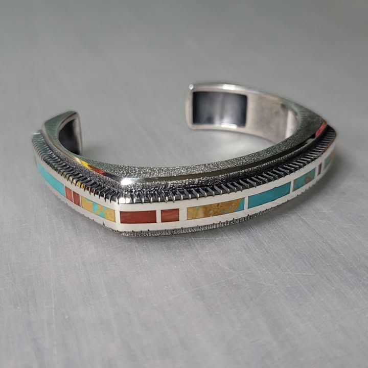 This one turned out pretty good. Sterling silver inlaid with stabilized Royston turquoise and red coral.
Www.etsy.com/shop/obsidianedgestudio
#turquoise #Royston #roystonturquoise #cabochon #gem #jewelry #gold #silver #green #southwest #handmade #lapidary #goldsmith #silversmith #metalsmith #cuff #cuffbracelet #inlay #explorepage #explore #blue #wilmington #wrightsvillebeach #red #redcoral #custom