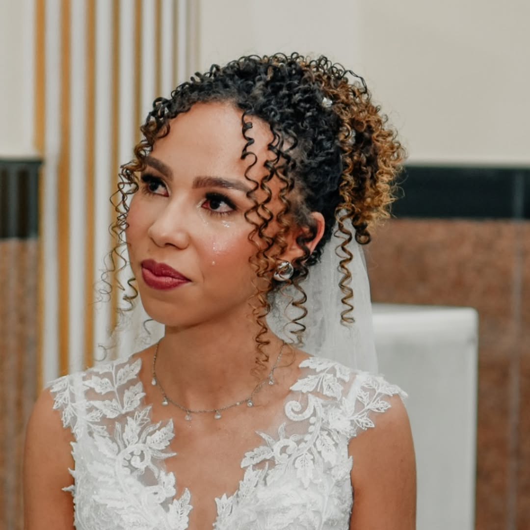 Tô apaixonada nessa foto!
Decidi postar essa foto,porque além de linda e natural ,mostra o quanto é importante uma maquiagem de qualidade,você não vai correr o risco de ter vários borrões preto abaixo dos olhos ou aquelas marcas pelo rosto ,por onde as lágrimas escorreram.
Um momento único,que poderia ser registrado dessa maneira,linda e plena,se tornaria uma foto feia e dispensável.
E tem quem ainda questiona valores 🤔
Noiva:@andressa_ribeiro3
Make:@helo_makeup365
Penteado:@lucidia365
@espaco365hair
#maquiagemnoiva #noiva #makenoiva #casamento #makeup #maquiagemprofissional #penteado #penteadonoiva #cacheadas #cachosperfeitos