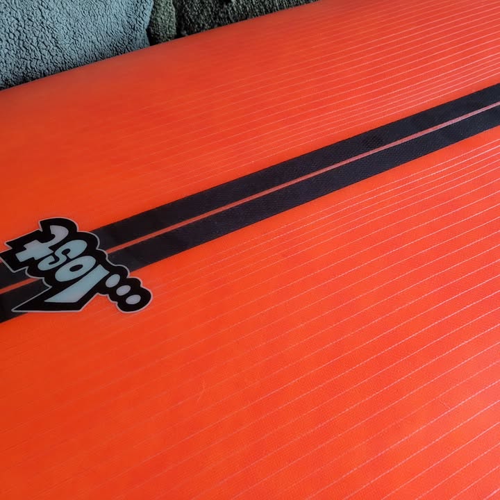 I can't believe how well the deck on this board has held up over the last 2.5 years. It's been my go-to 80% of the time. Hardly a pressure dent on it. Light Speed construction is no joke.
#lost #lostsurfboards #lightspeed #hydra #surfboard #surfcity @matt_biolos