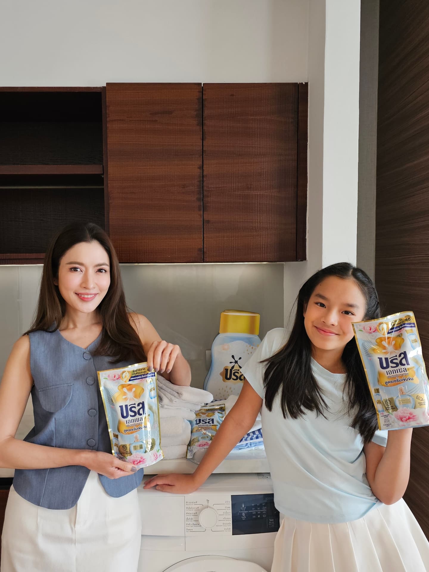 เอาใจสายแป้งเด็กกันหน่อยค่ะ ☁️🍼
บรีสเค้าออกสูตรใหม่ “บรีส สูตรเซรั่มเข้มข้น กลิ่นแป้งเด็ก & พีโอนี” หอมละมุนอ่อนโยนแบบแป้งเด็กจริงๆ ซักง่าย ขจัดคราบหนักซักยากตั้งแต่ครั้งแรกที่ซัก พร้อมกลิ่นหอมละมุนอ่อนโยนที่ติดทนนานถึง 45 วันเลยนะคะ
เป็นกลิ่นที่แอฟกับน้องปีใหม่ชอบมากค่ะ อยากให้ทุกคนได้ลอง 🥰🩵
หาซื้อได้แล้วนะคะที่ร้านค้าชั้นนำทั่วไทย หรือกดออนไลน์จากช่องทางออฟฟิเชียล
#บรีสสูตรเซรั่มเข้มข้น #กล้าเลอะกล้าใช้ชีวิต