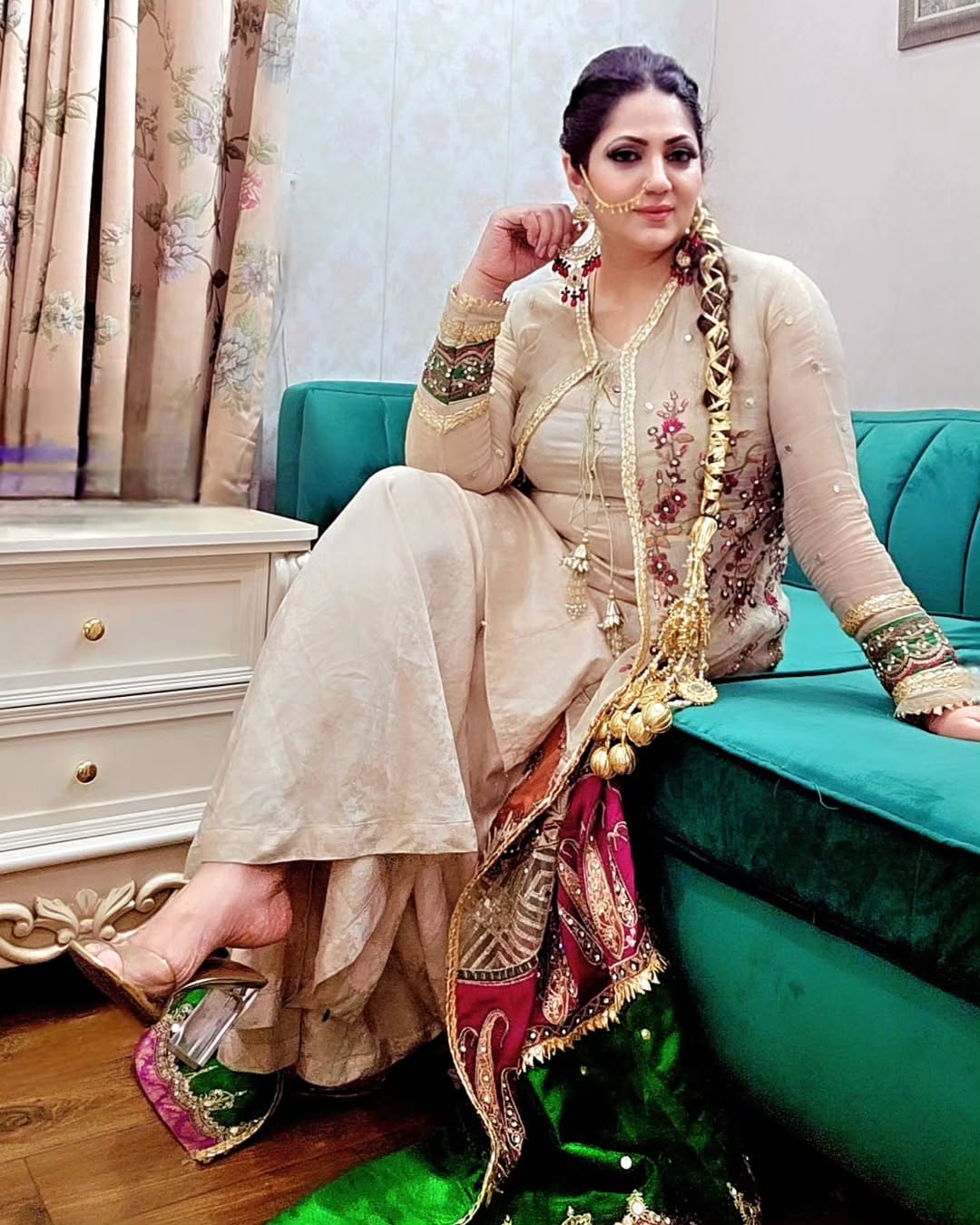 مجھے اوقات کا کہتے ہوئے یہ ذہن میں رکھنا
ترے نخرے سے تھوڑا قیمتی جوتا پہنتی ہوں
کومل جوئیہ