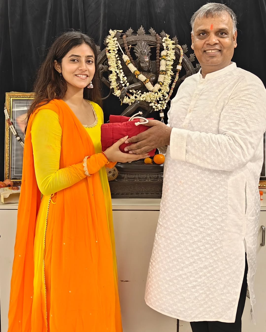 It gives me immense joy to welcome the rising star of our Indian Film Industry, @bashu_sanchita to my class. After winning hearts with her impressive debut in the South Indian film industry, she now embarks on a graceful new journey with Kathak.
My blessings are always with you,