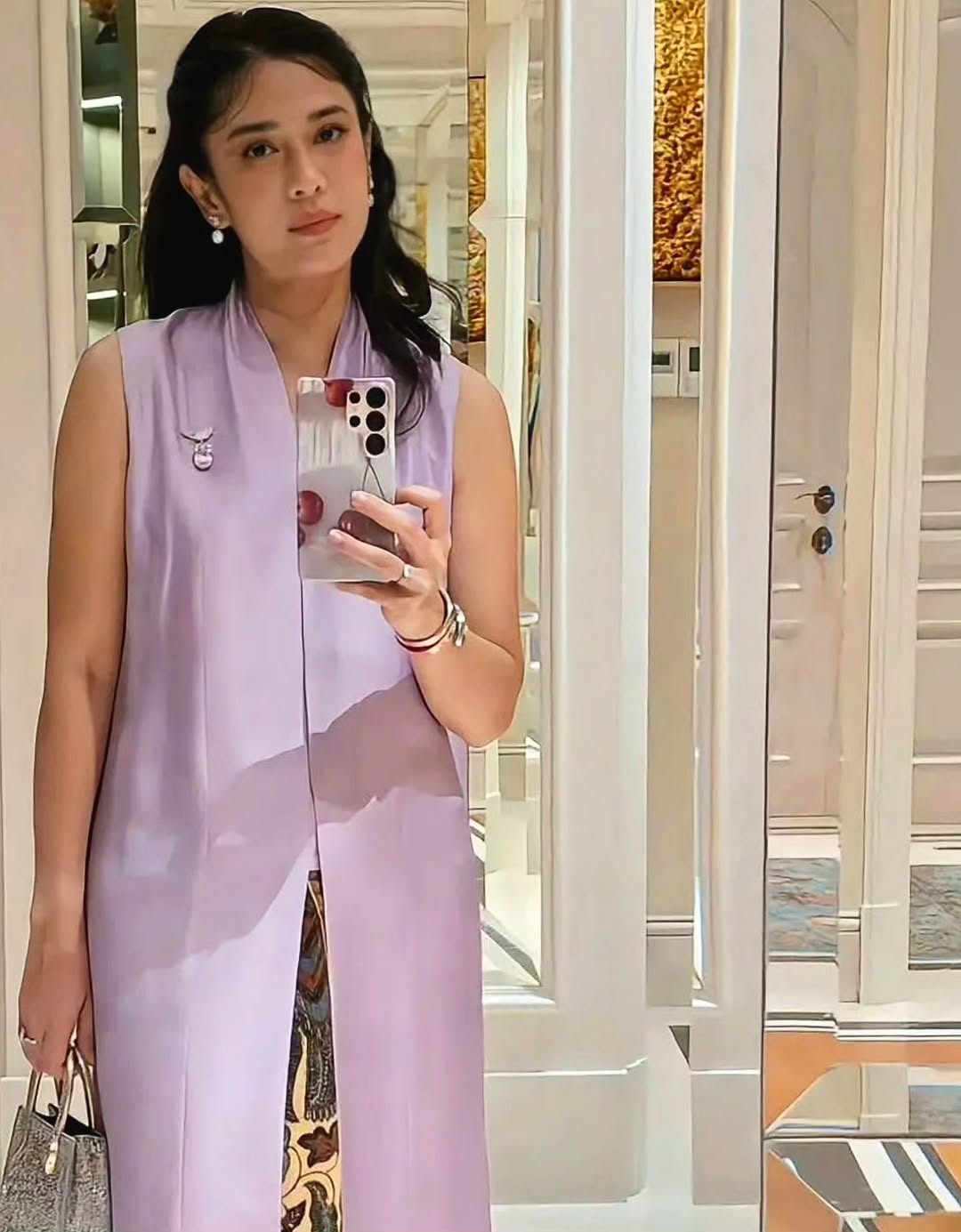 Kata Gemini, konten mirror selfie gini back on trend lagi ya? Aku jadiin konten rutin kali ya.. Sekalian aku mirror selfie di tempat-tempat lucu lainnya 🤳🏻💜
Ga nyangka dibantu Gemini di Samsung #GalaxyS25 untuk ide lokasi konten, jadi lebih beragam dan bisa lebih terexplore!
Btw kalau belum punya Samsung Galaxy S25 Series bisa beli di Samsung Experience Store terdekat pake kode voucher “DIANQUEST25” ya!
#ItsGalaxyS25 #GalaxyS25