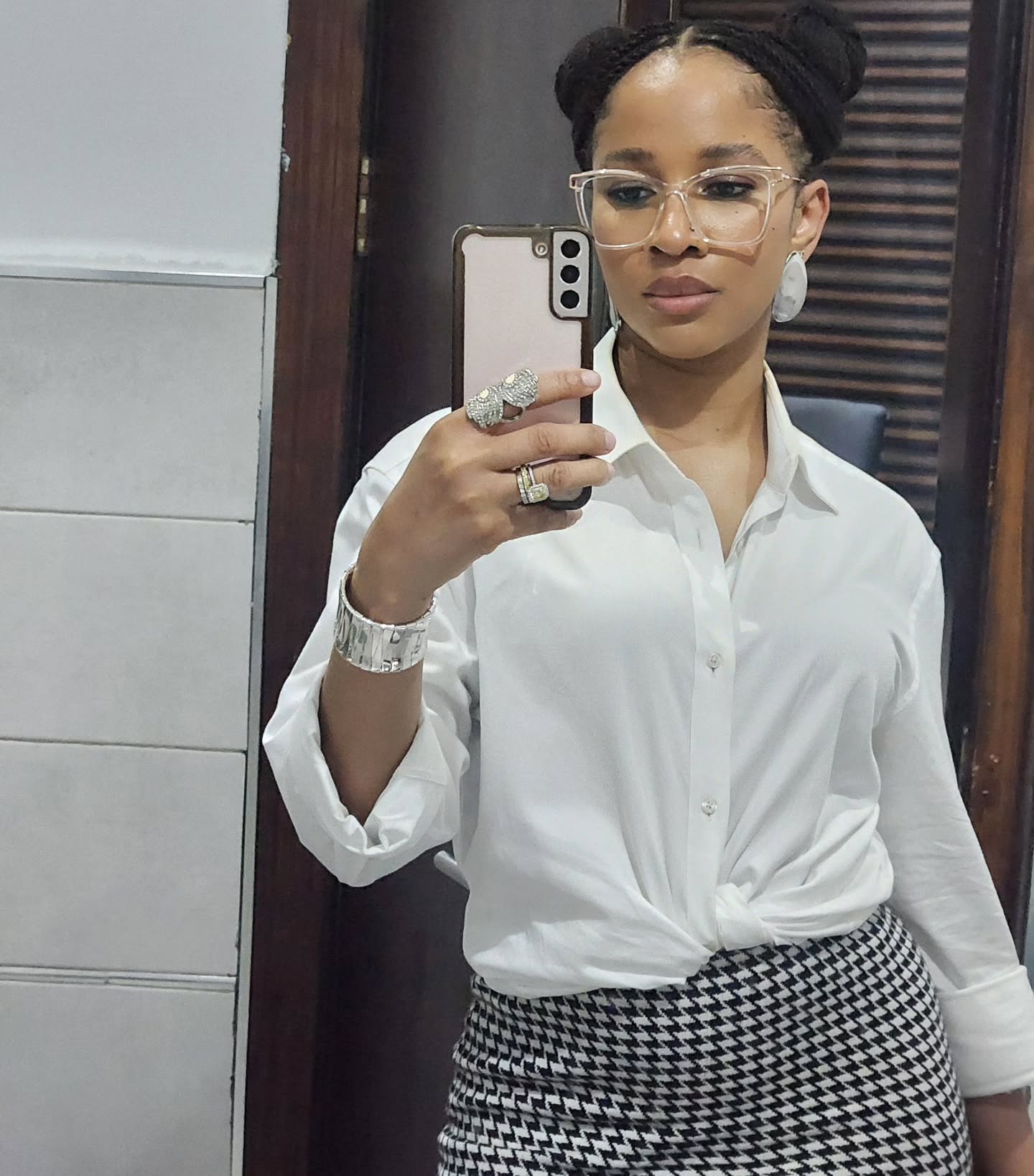 Good evening. Please take this picture as a sign that you should definitely grab your husbands shirt from the closet. You're welcome ❤️
Ps. If you're not married and want to, save for the future. If you don't want to marry, enter the mens section and buy one of their shirts🤧