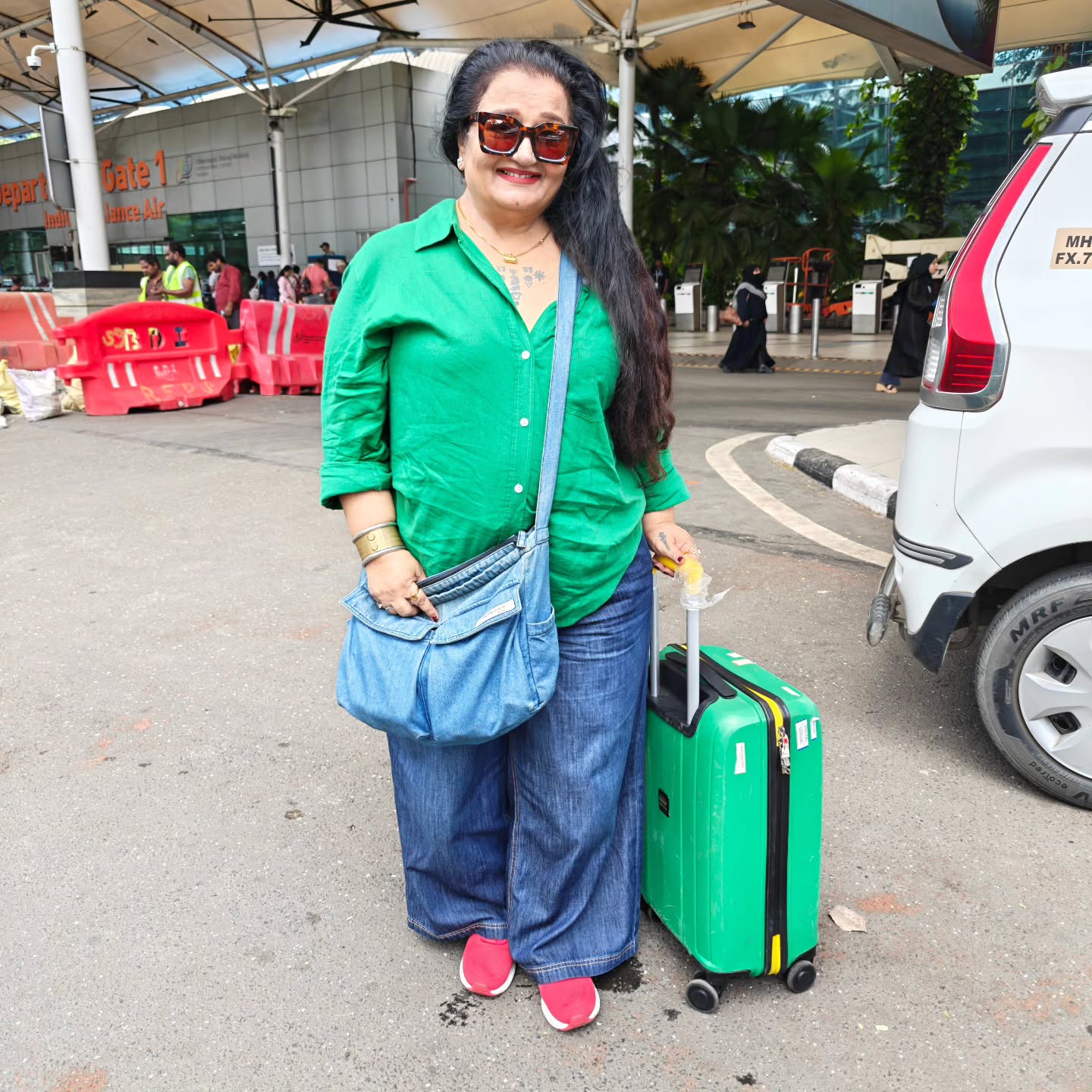 #airportlook - not by paps but my daughter @khushali.jariwala ! Flying to #Kolkata for a show of my #gujarati #natak