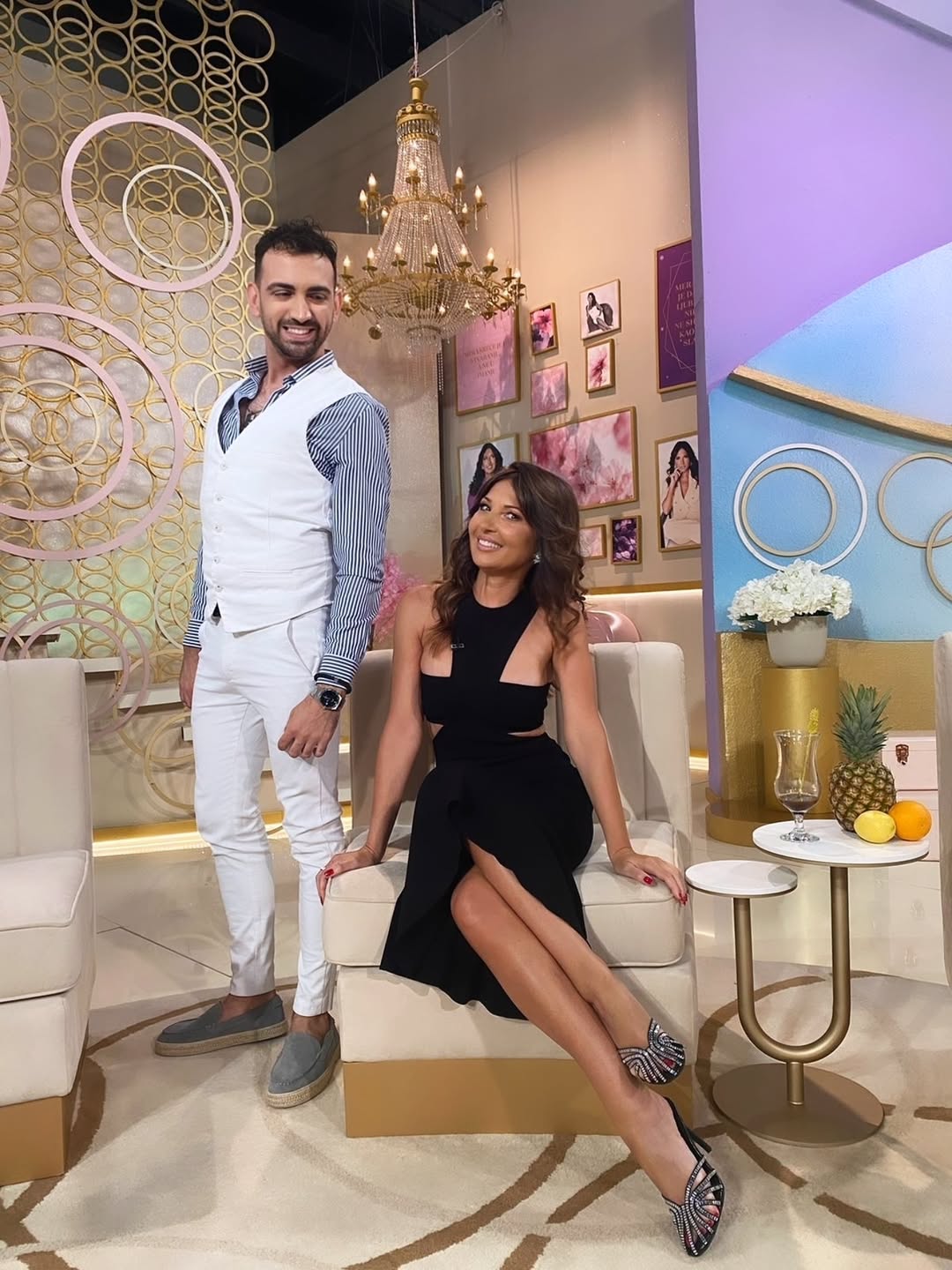 📺 MAGAZIN IN📺
.
.
📺 Najava!
.
.
Ove subote u 17h budite uz emisiju Magazin in na TV Pink – jer stižem u goste kod sjajne Sanje Marinković.
❤️📺❤️ @sanjamarinkovicofficial
Biće svega, osmeha, fantastične zabave, ma svega što čini jedan iskren razgovor sa sjajnim gostima.
Vidimo se i gledamo u:
📅 Subota u 17h
📍 TV Pink – Magazin In
📢 Ne propustite!
@rtvpink
@pink.rs
@pinkmediagroup
@teatarodeonofficial
#MagazinIN #MladenMiljković #Gostovanje #TVPink #SanjaMarinković #Iskreno #BezFiltera
Gosti:
@princ_od_vranje
@milicamilsaisakovic
@darko.tanasijevic
@anajasmina11
#lunadjogani