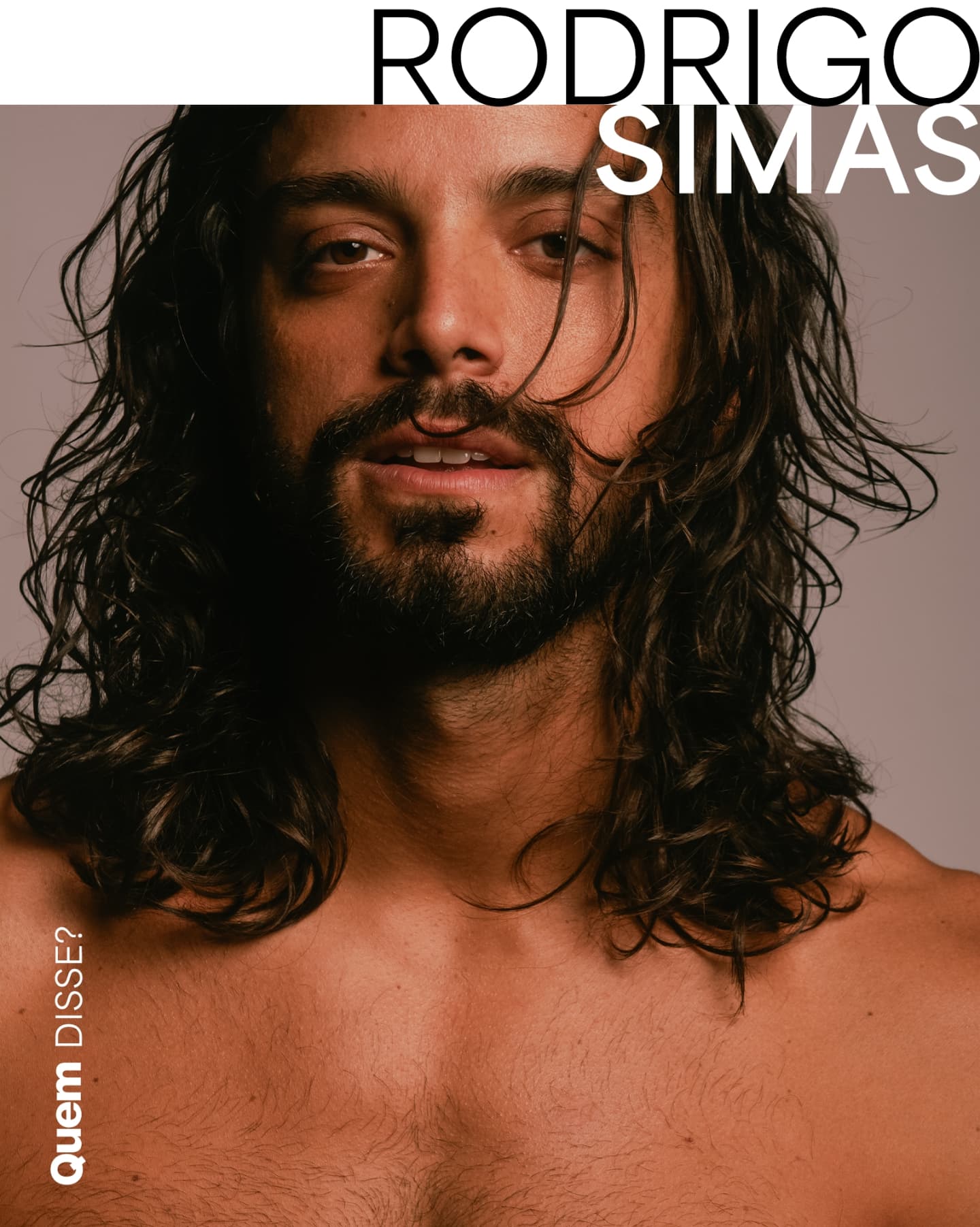 Se Rodrigo Simas lhe parece livre, leve e solto é porque está! O ator vive um momento especial na carreira e na vida pessoal, cada vez mais seguro de quem é e o que deseja. Em entrevista exclusiva à Quem, Rodrigo fala sobre o papel principal no musical 'Hair', um clássico atemporal que marca sua estreia no gênero e cantando profissionalmente. "São jovens que lutam por liberdade, amor e uma forma de viver que eles acreditam. Por isso, ainda dialoga muito com os dias de hoje", pondera o artista. Assim como seu personagem, Rodrigo também preza pela liberdade de ser quem é, com suas escolhas artísticas, suas relações (como a que mantém com a atriz Agatha Moreira) e sua essência. "O Rodrigo, como homem e com maturidade, vai se apropriando de si e sendo ele mesmo, sem tanta preocupação com o que os outros pensam e com o julgamento". O papo completo está no link da bio. 📷: @brunnorangel