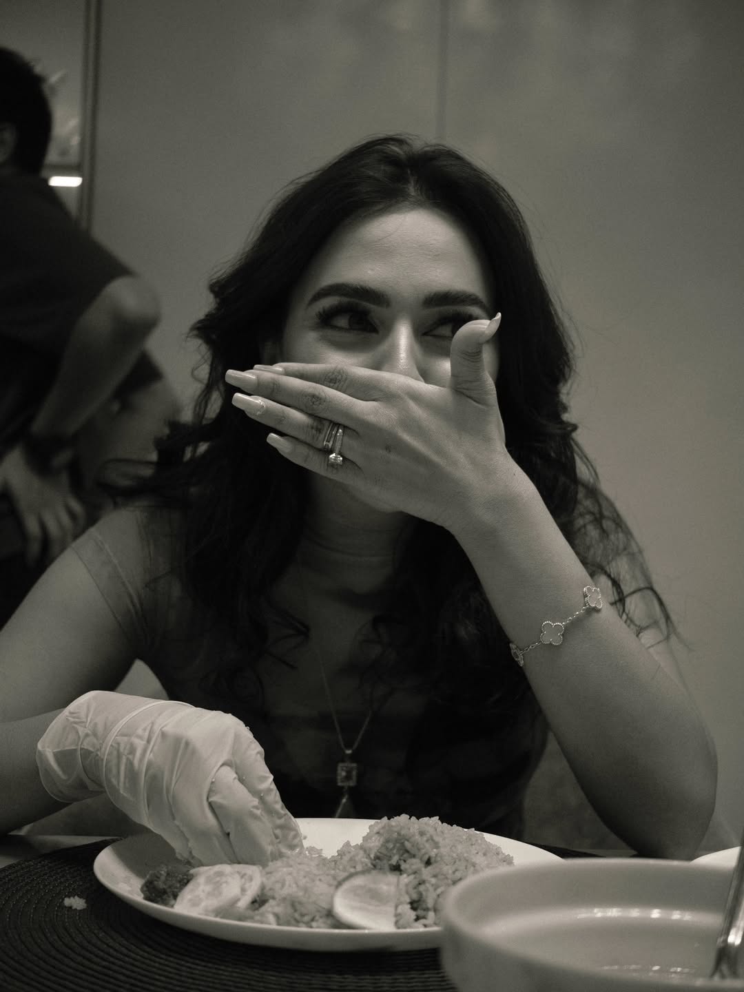 Not for likes, not for views—just a girl, her food, and a glove to save the nails. Pure joy on a plate. 🖤🍽